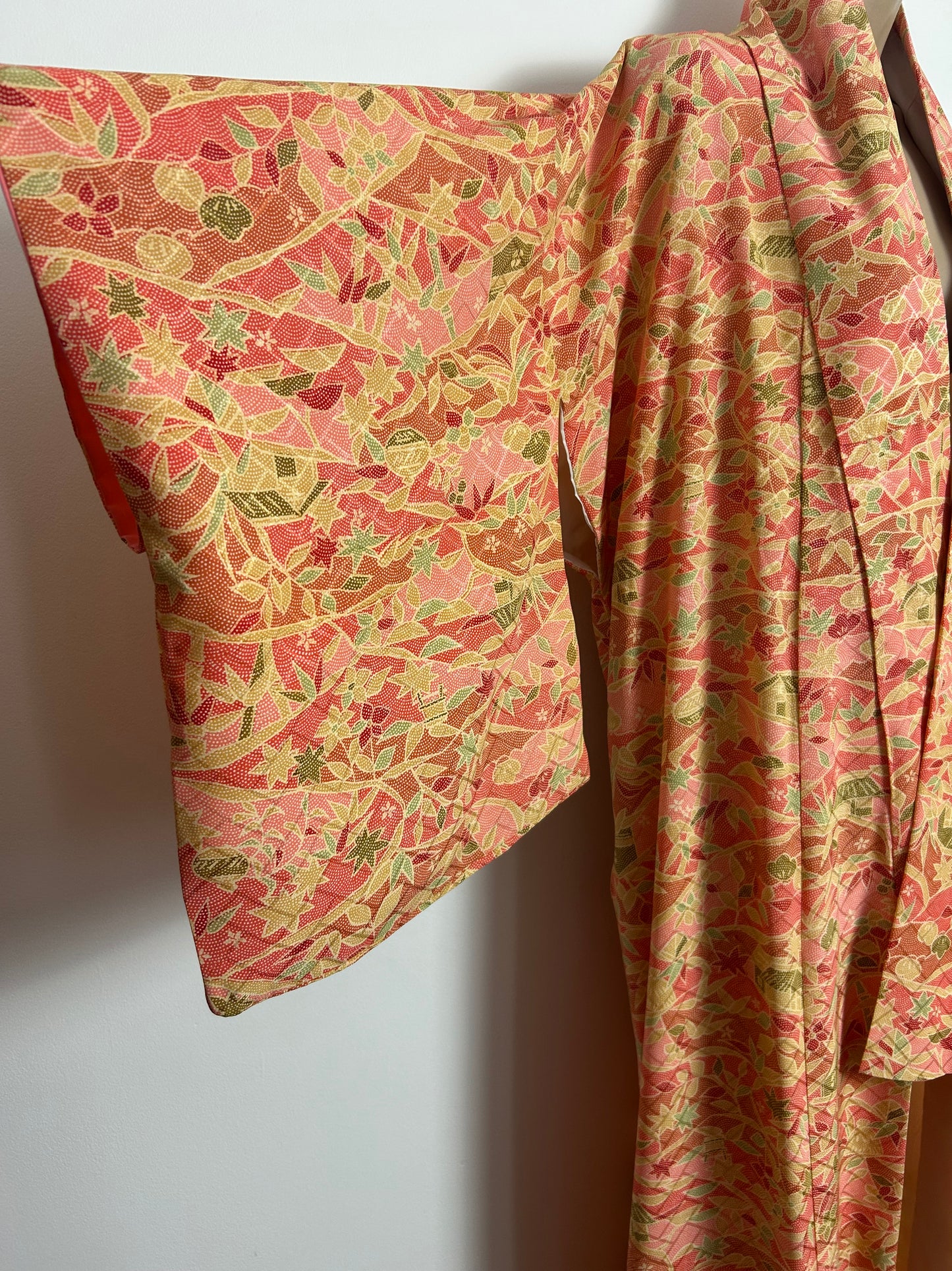 Vintage Japanese Up To Size 16/18 Pink Red Beige & Green Leaf & Hut Print Full Length Kimono