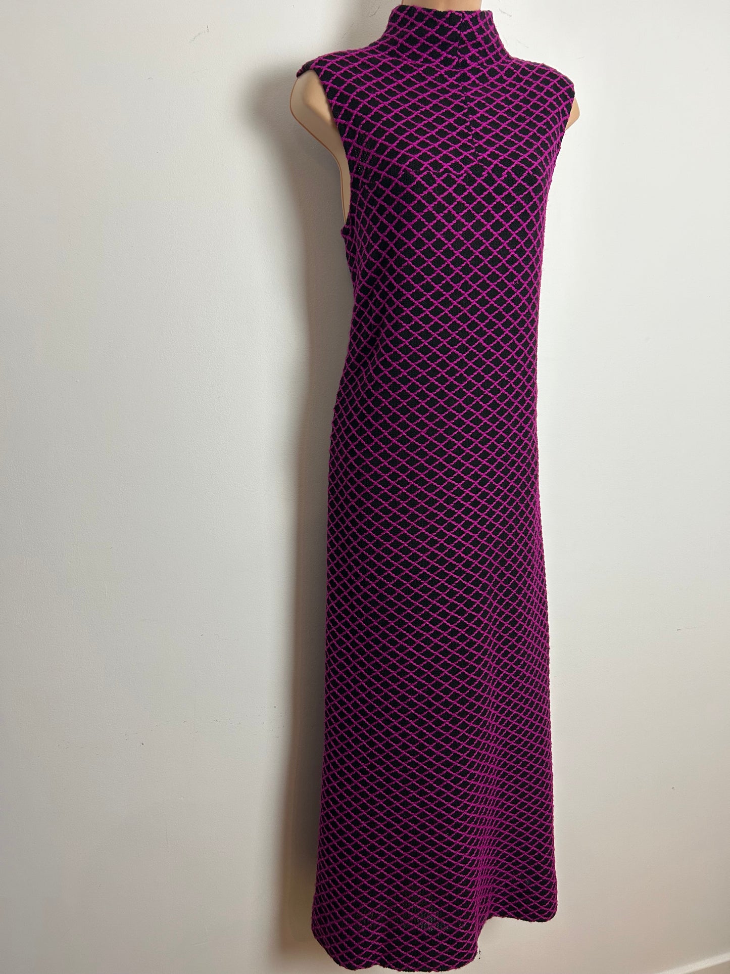 Vintage 1970s Size 12 Black & Dark Pink Diamond Grid Pattern Knitted Jersey Sleeveless Maxi Dress