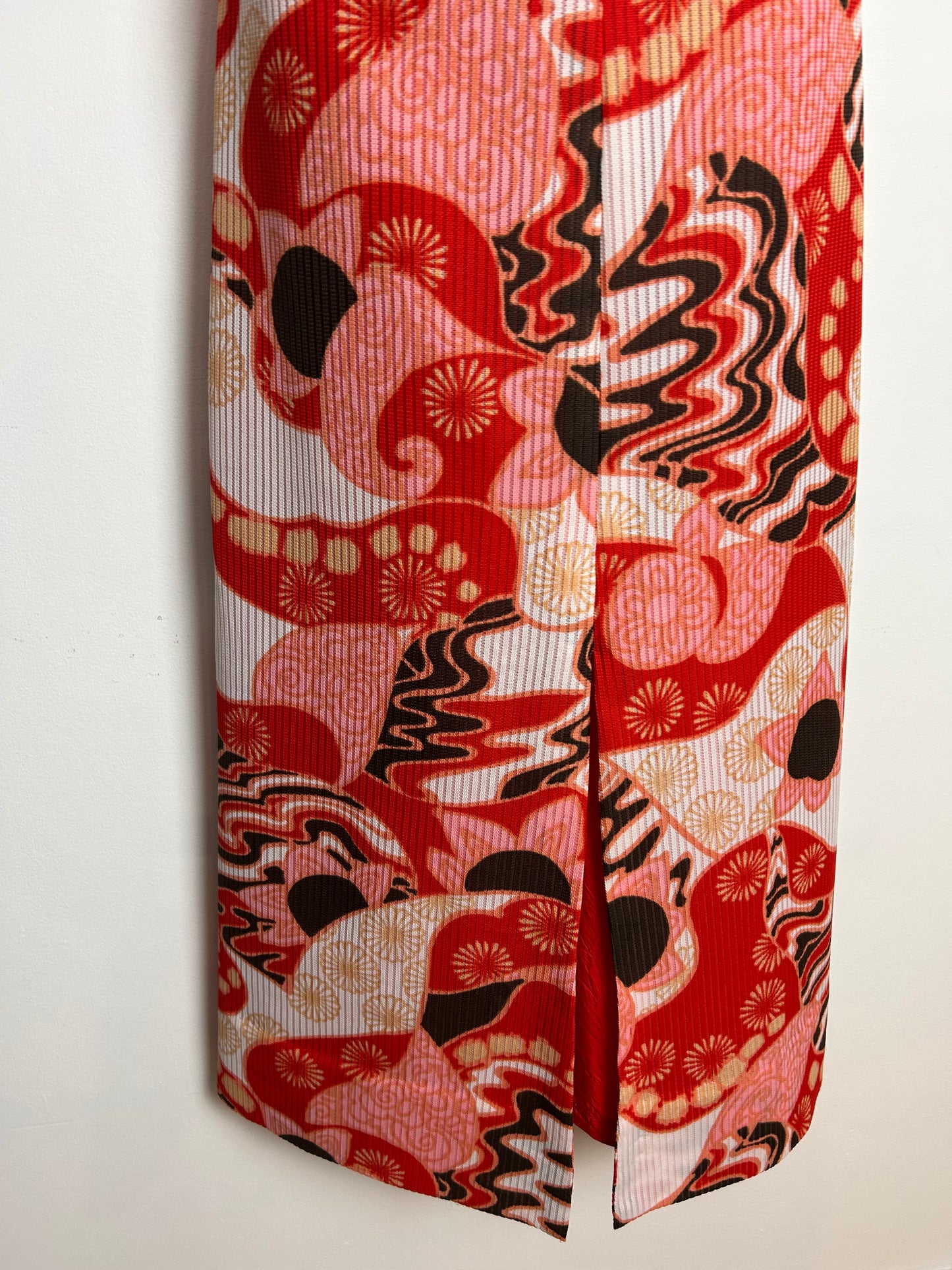 Vintage 1970s Size 10-12 Red Pink White & Black Psychedelic Abstract Print Sleeveless Maxi Dress