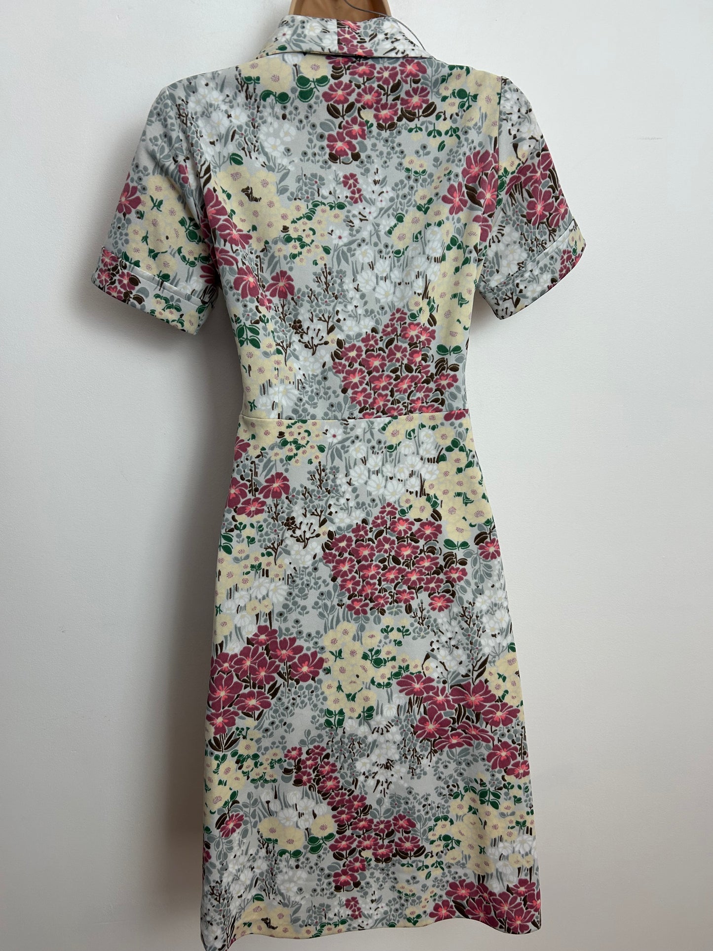 Vintage 1970s Size 8-10 Pale Grey Pink & Cream Floral Print Short Sleeve Mod Fit & Flare Day Dress