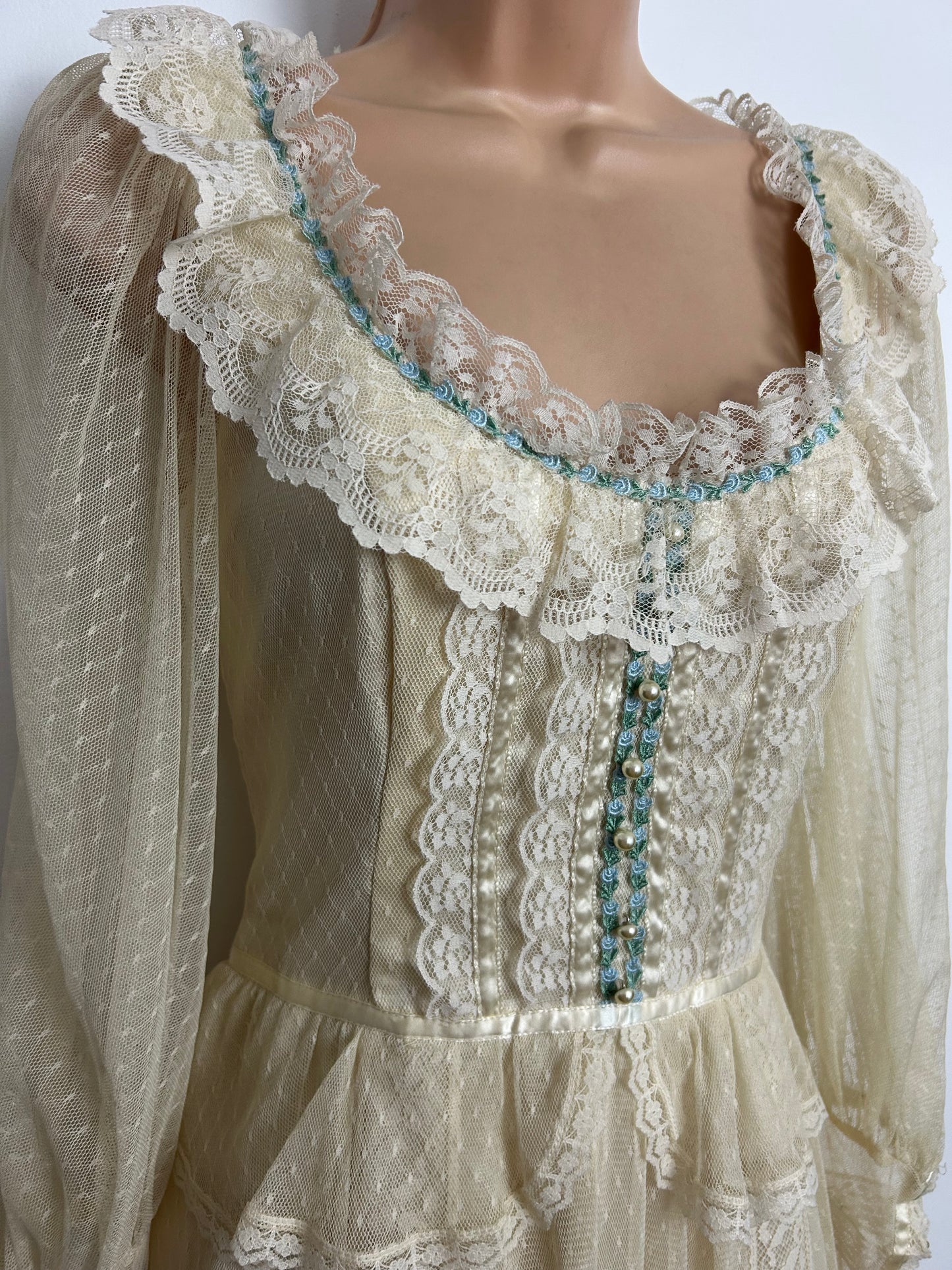 Vintage 1970s GUNNE SAX Size 6/8 (US 13 On Label) Beautiful Ethereal Cream Lace Prairie Boho Midi Dress
