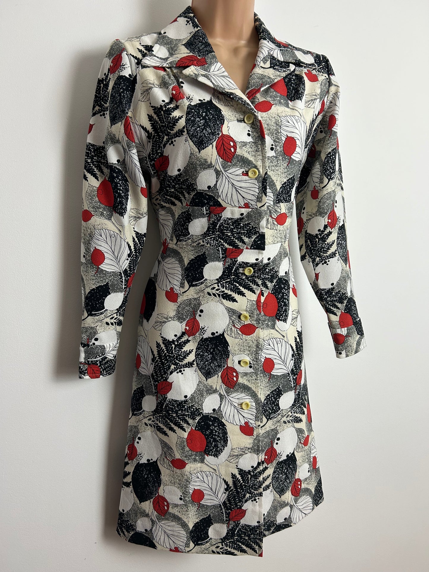 Vintage 1970s Size 12 White Beige & Red Leaf Print Long Sleeve Day Dress
