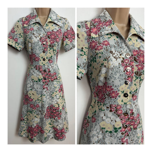 Vintage 1970s Size 8-10 Pale Grey Pink & Cream Floral Print Short Sleeve Mod Fit & Flare Day Dress