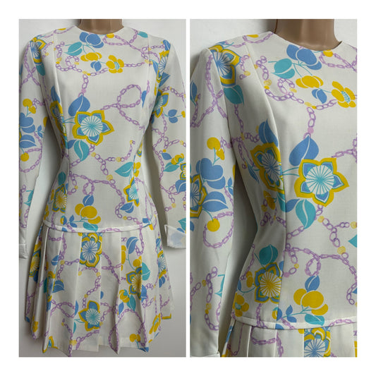 Vintage 1960s Size 10-12 White Yellow Blue & Pink Floral Leaf & Chain Print Pleated Shift Mod Dress