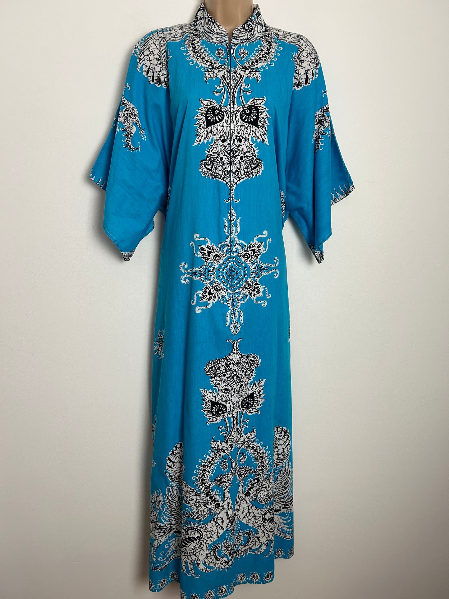 Vintage 1970s One Size Turquoise White & Black Batik Print Zip Front Cotton Kaftan