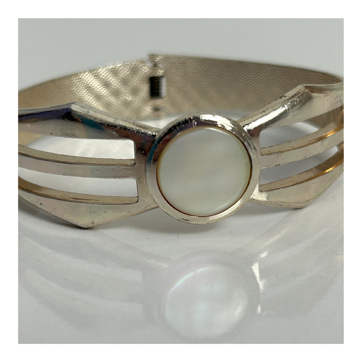 Vintage Silver Tone Base Metal Shell Disc Detail Hinged Bracelet