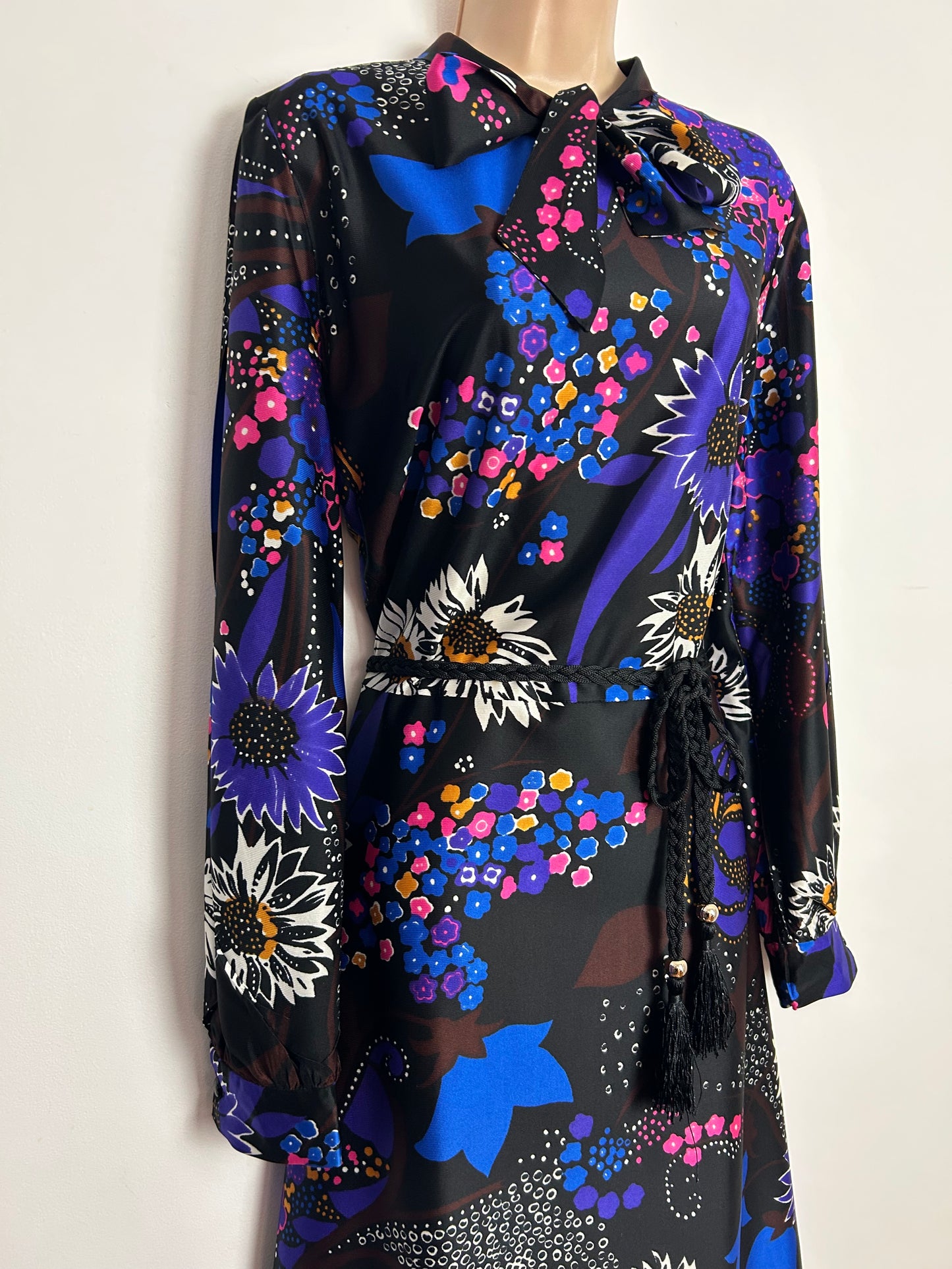 Vintage 1970s Size 16-18 Black Blue Purple & Pink Floral Print Pussy Bow Long Sleeve Belted Maxi Dress