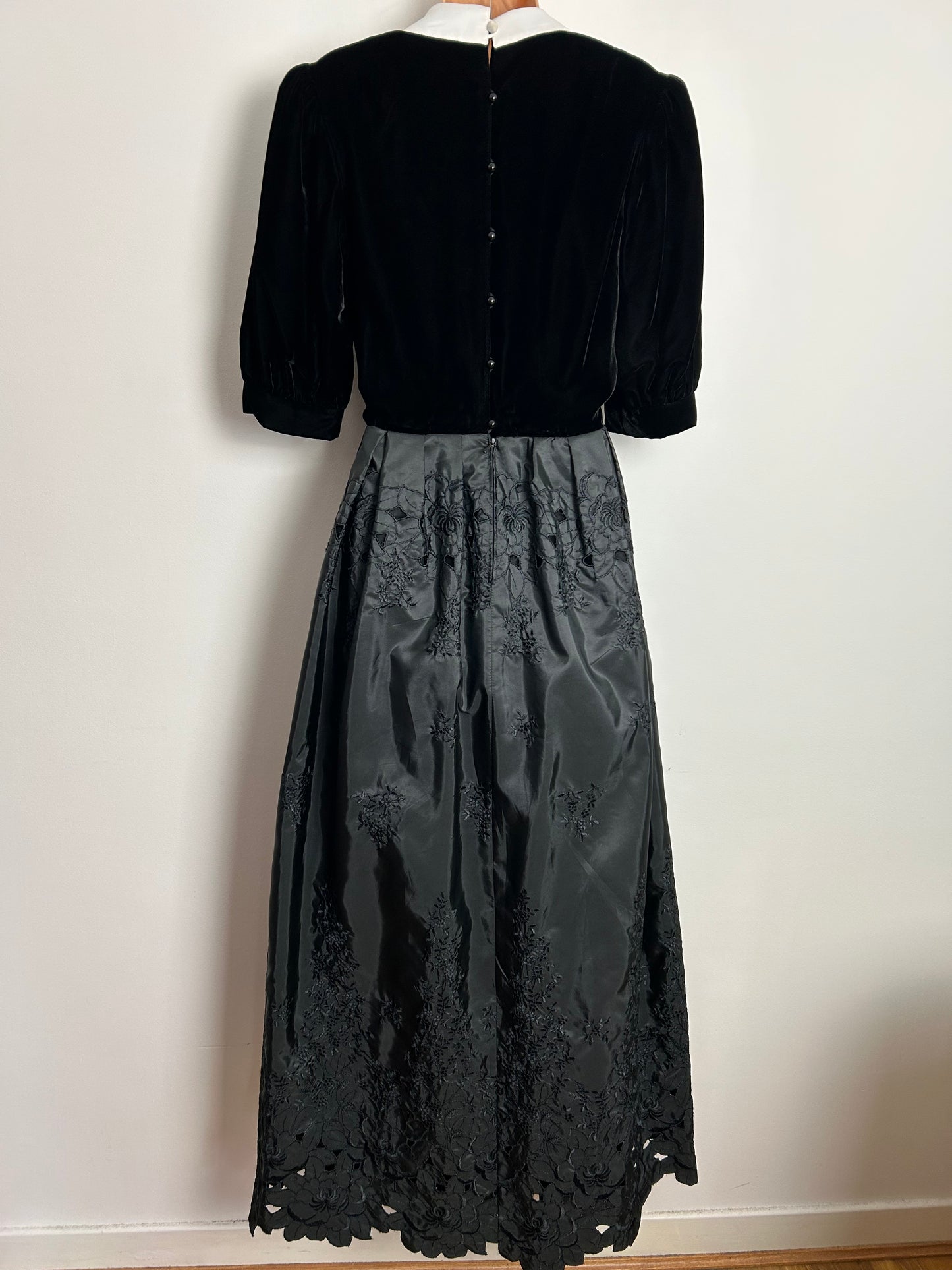 Vintage 1980s YVETTE Paris UK Size 10 Black Velvet Bodice Short Sleeve Gothic Occasion Maxi Dress With Removable Collar