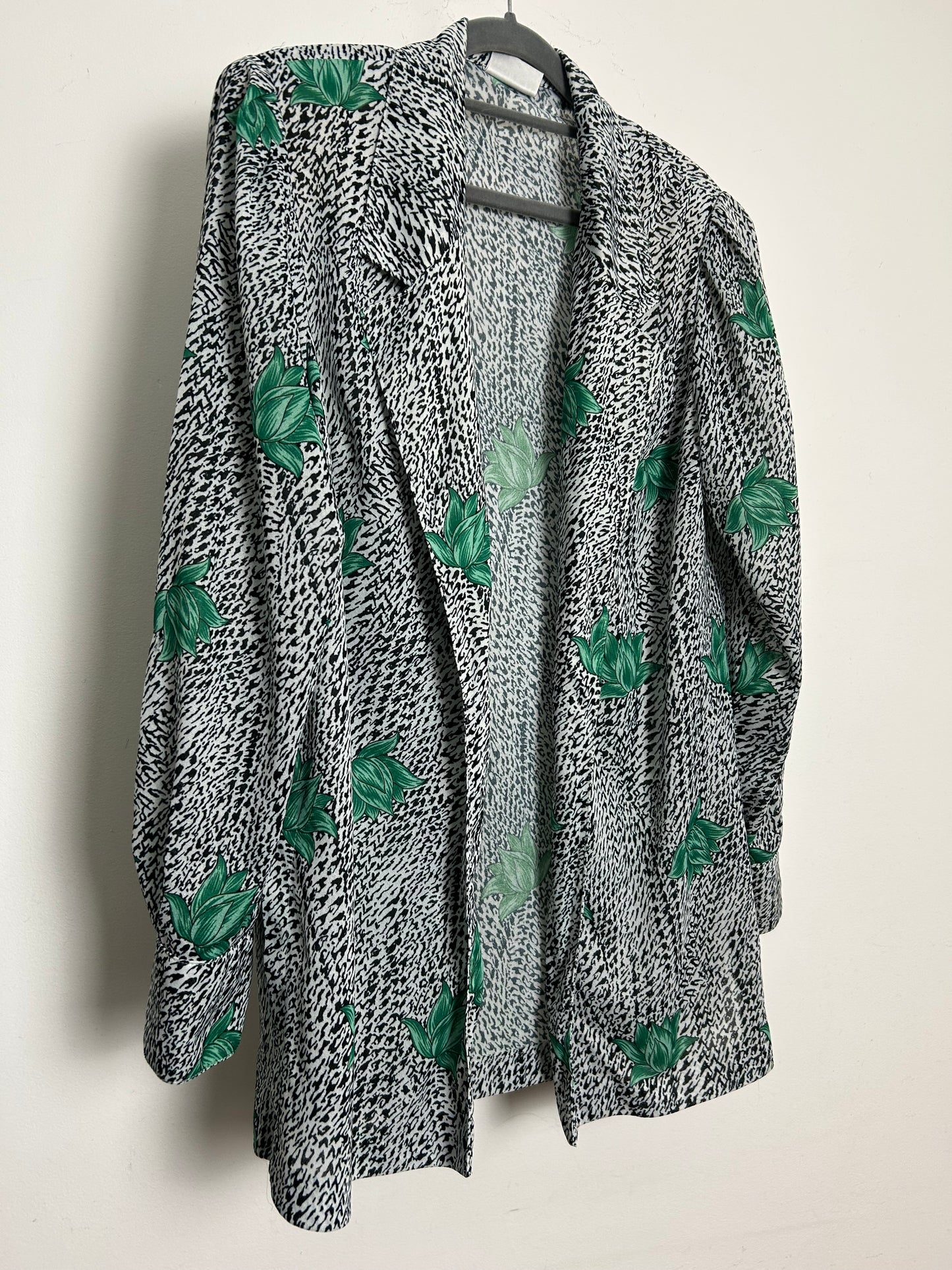 Vintage 1980s BARUCH Size 12 Black White & Green Animal Print With Leaves Open Front Cover Up Shirt