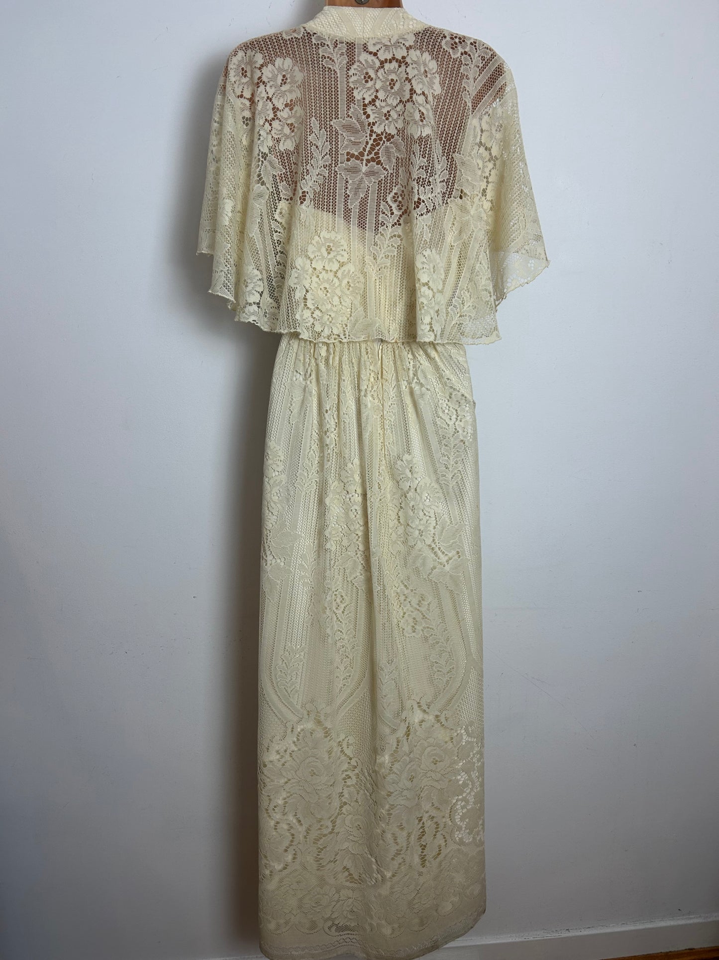 Vintage 1970s Size 8 Cream Cotton Lace Cape Sleeve Boho Summer Maxi Dress