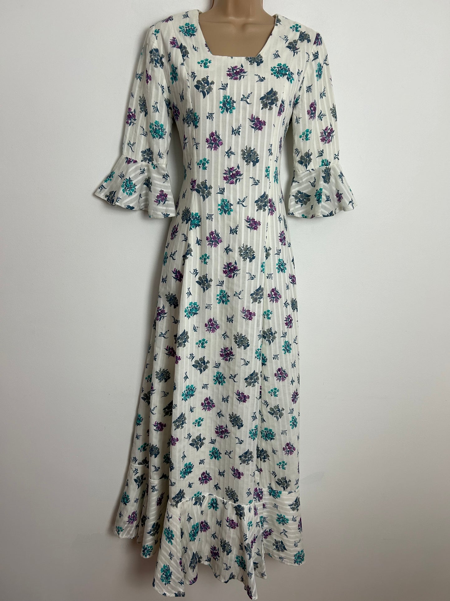 Vintage 1970s UK Size 6-8 Beautiful White Blue & Purple Floral Print Long Sleeve Flared Cuff Boho Maxi Dress
