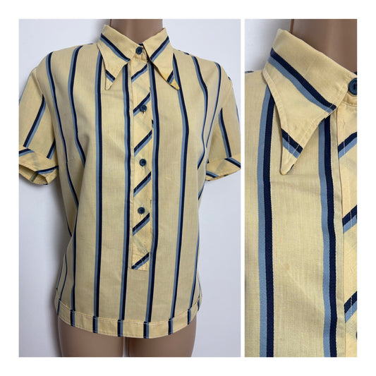 Vintage 1970s Size 14-16 Cream & Blue Stripe Print Dagger Collar Short Sleeve Shirt