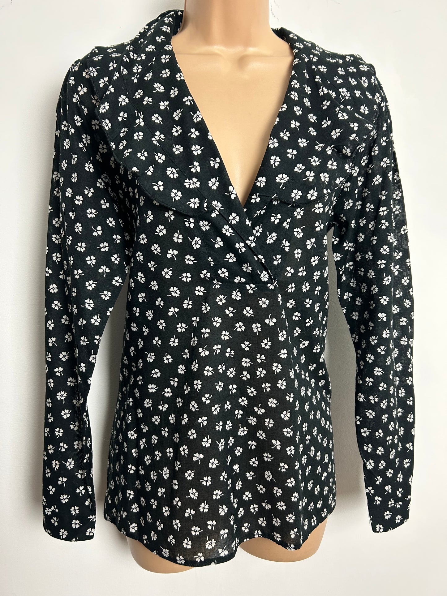Vintage Early 1980s Size 10 Black & White Clover Print Ruffle Collar Long Sleeve Cotton Blouse/Shirt