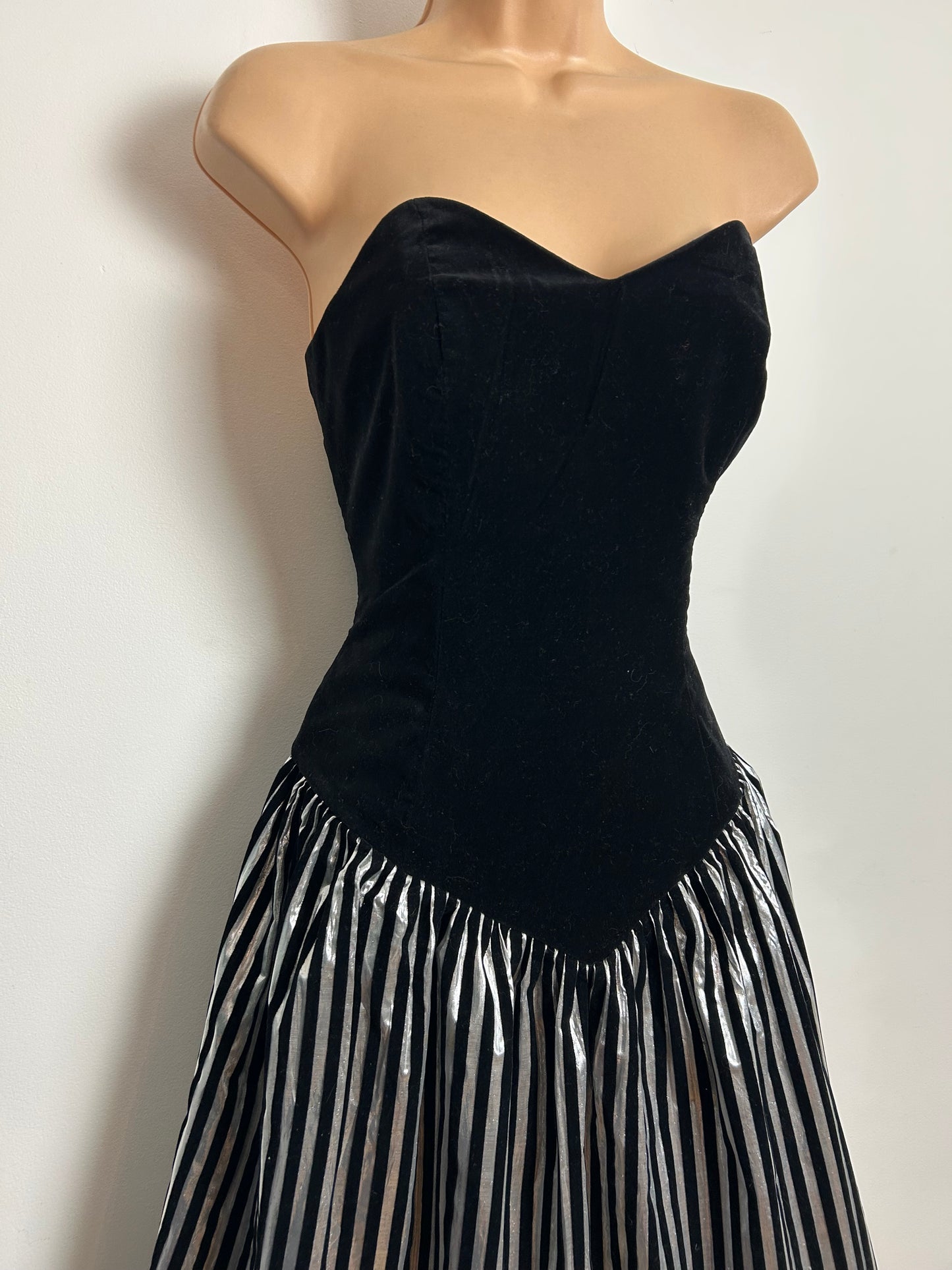 Vintage 1980s YESSICA Size 8 Black & Silver Velvet Flock Party Prom Occasion Dress