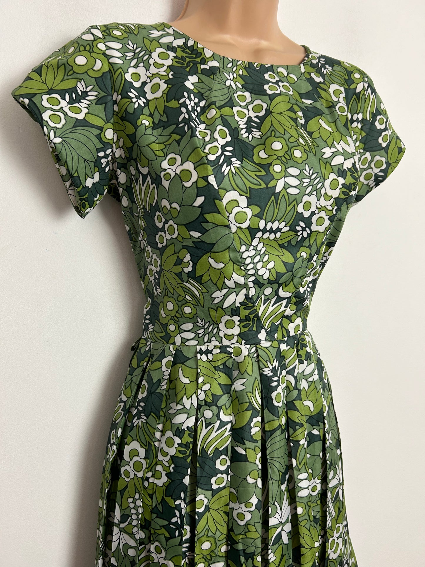 Vintage Late 1950s/Early 1960s A JOHN BAXTER GARMENT UK Size 8 Green & White Floral Print Short Sleeve Pleated Day Dress