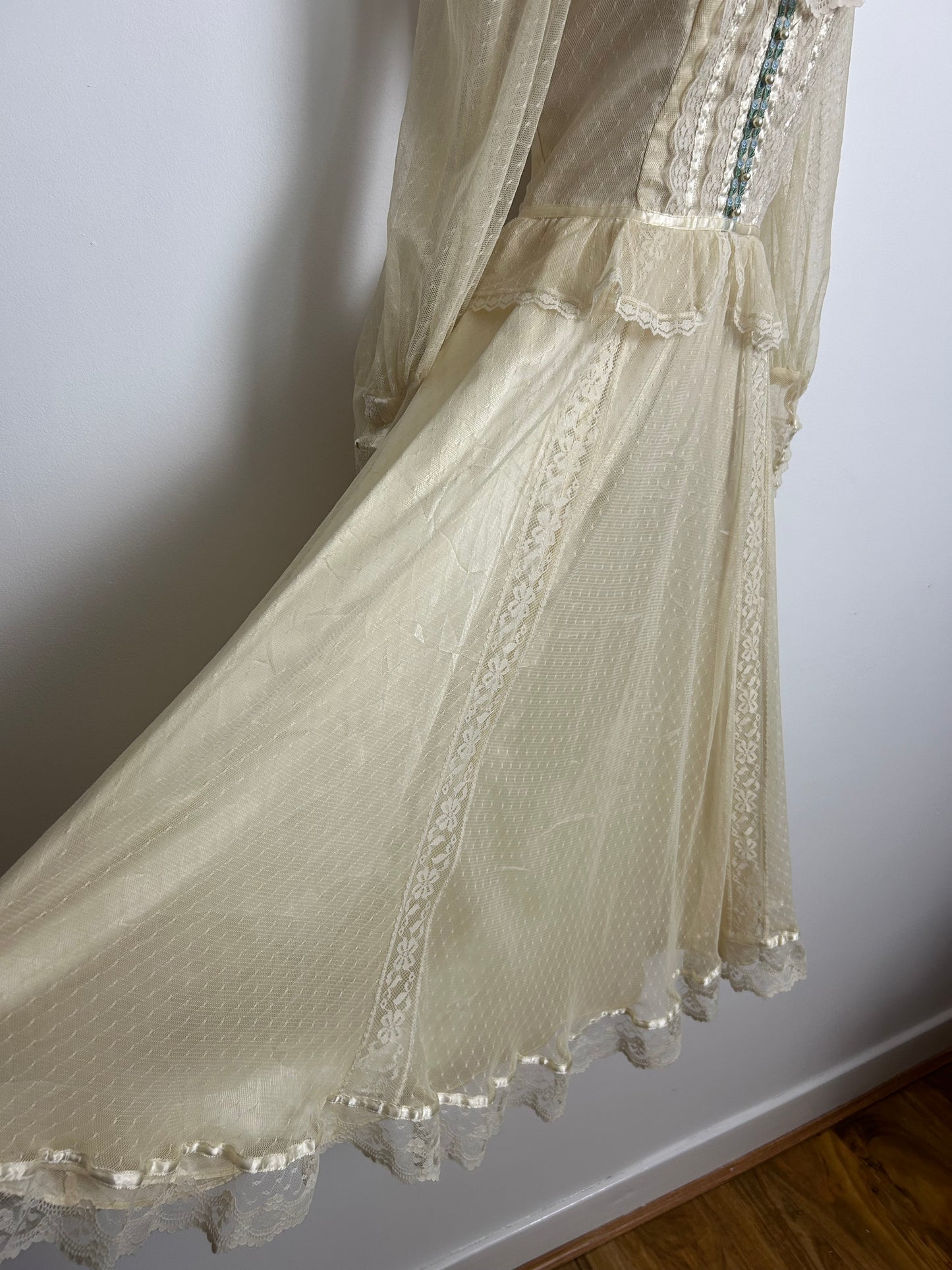 Vintage 1970s GUNNE SAX Size 6/8 (US 13 On Label) Beautiful Ethereal Cream Lace Prairie Boho Midi Dress