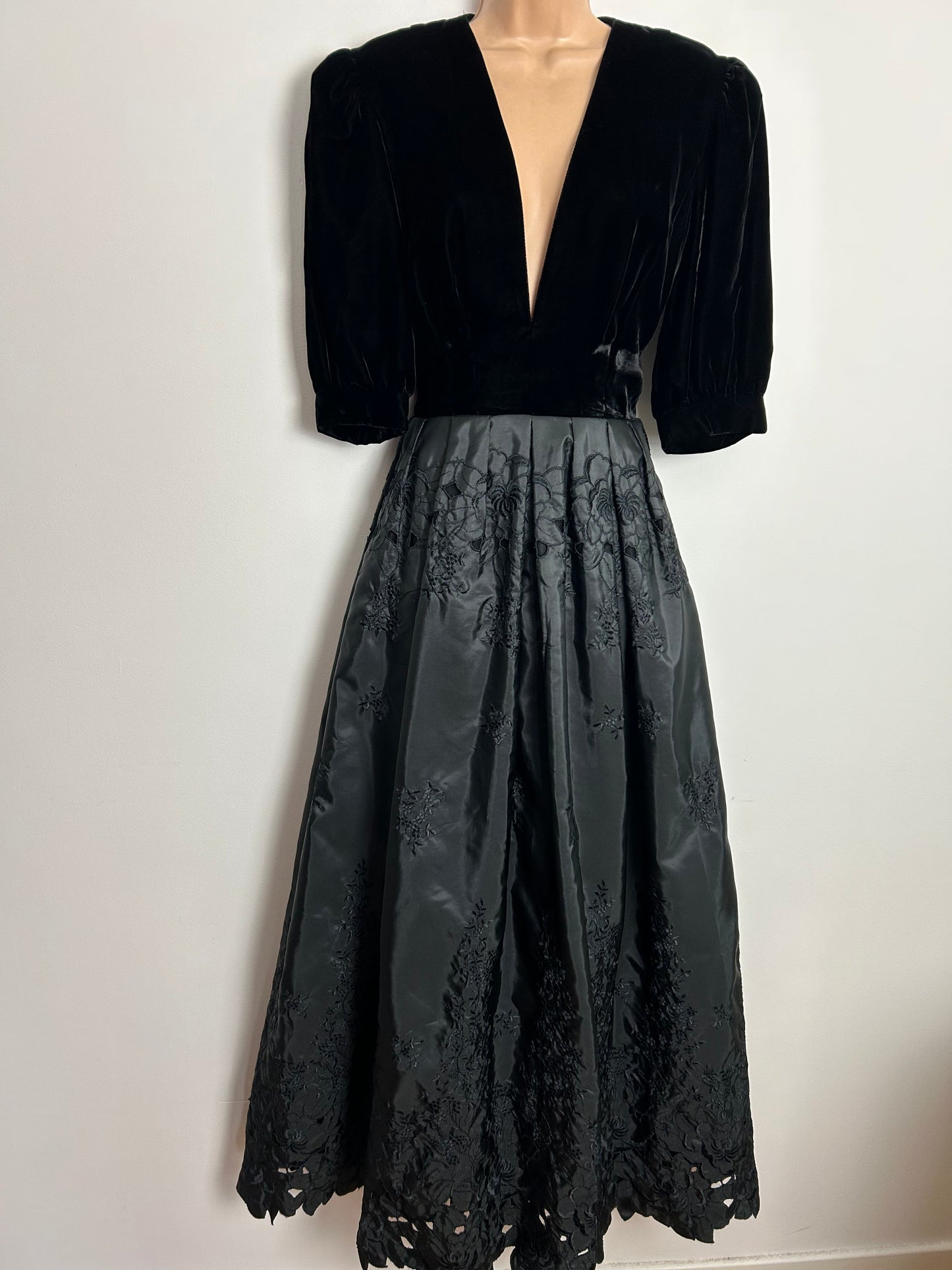 Vintage 1980s YVETTE Paris UK Size 10 Black Velvet Bodice Short Sleeve Gothic Occasion Maxi Dress With Removable Collar