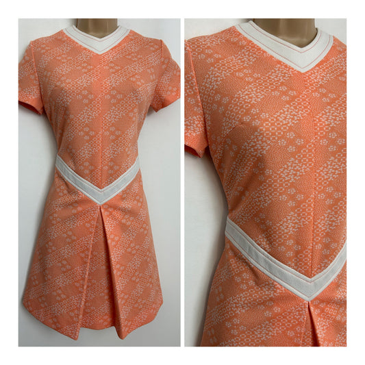 Vintage 1960s Size 8 Peach & White Floral Pattern Short Sleeve Mini Mod Scooter Dress