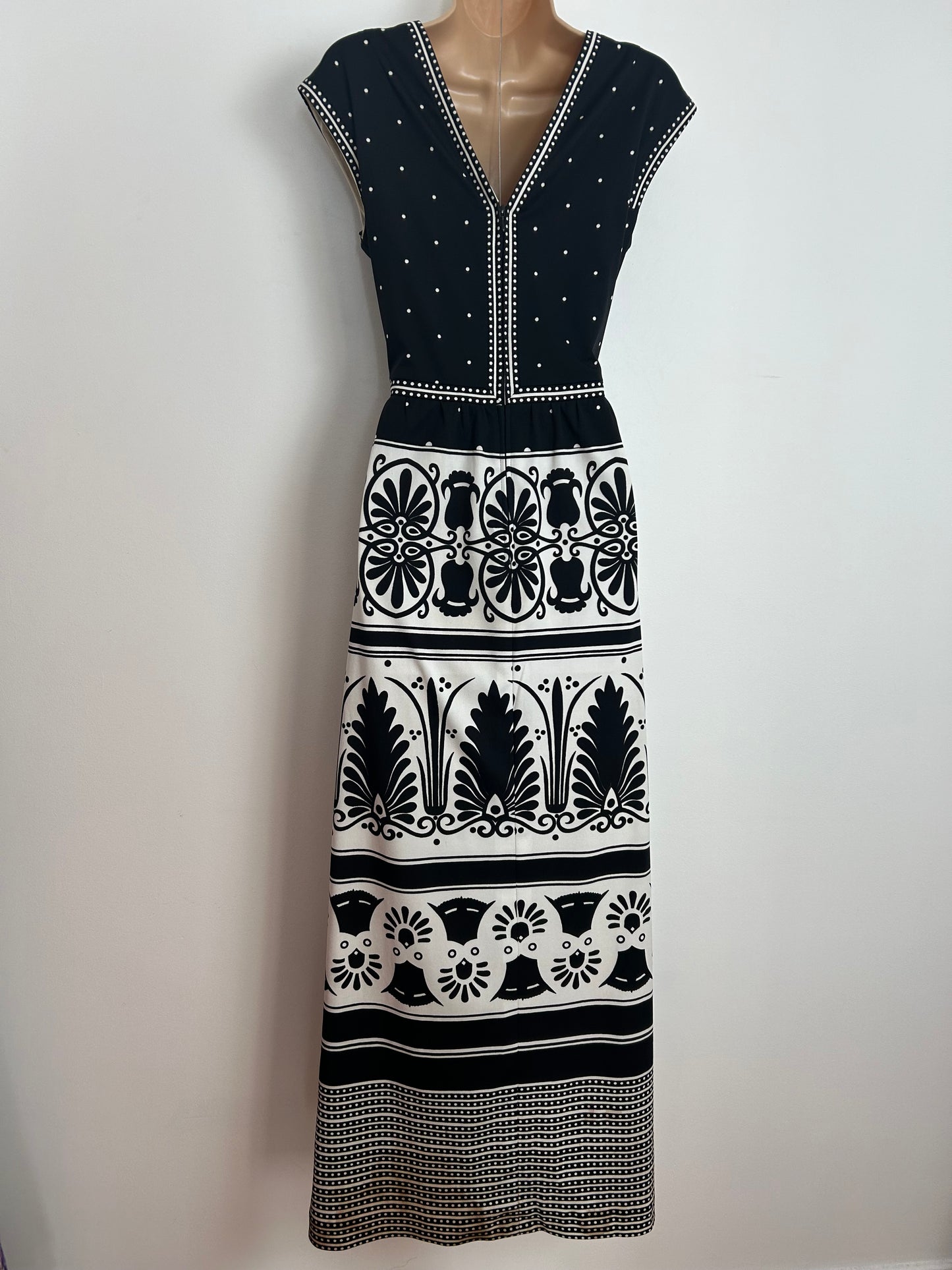Vintage 1970s STRAUSS Size 10 Gorgeous Black & White Abstract Print Sleeveless Maxi Dress