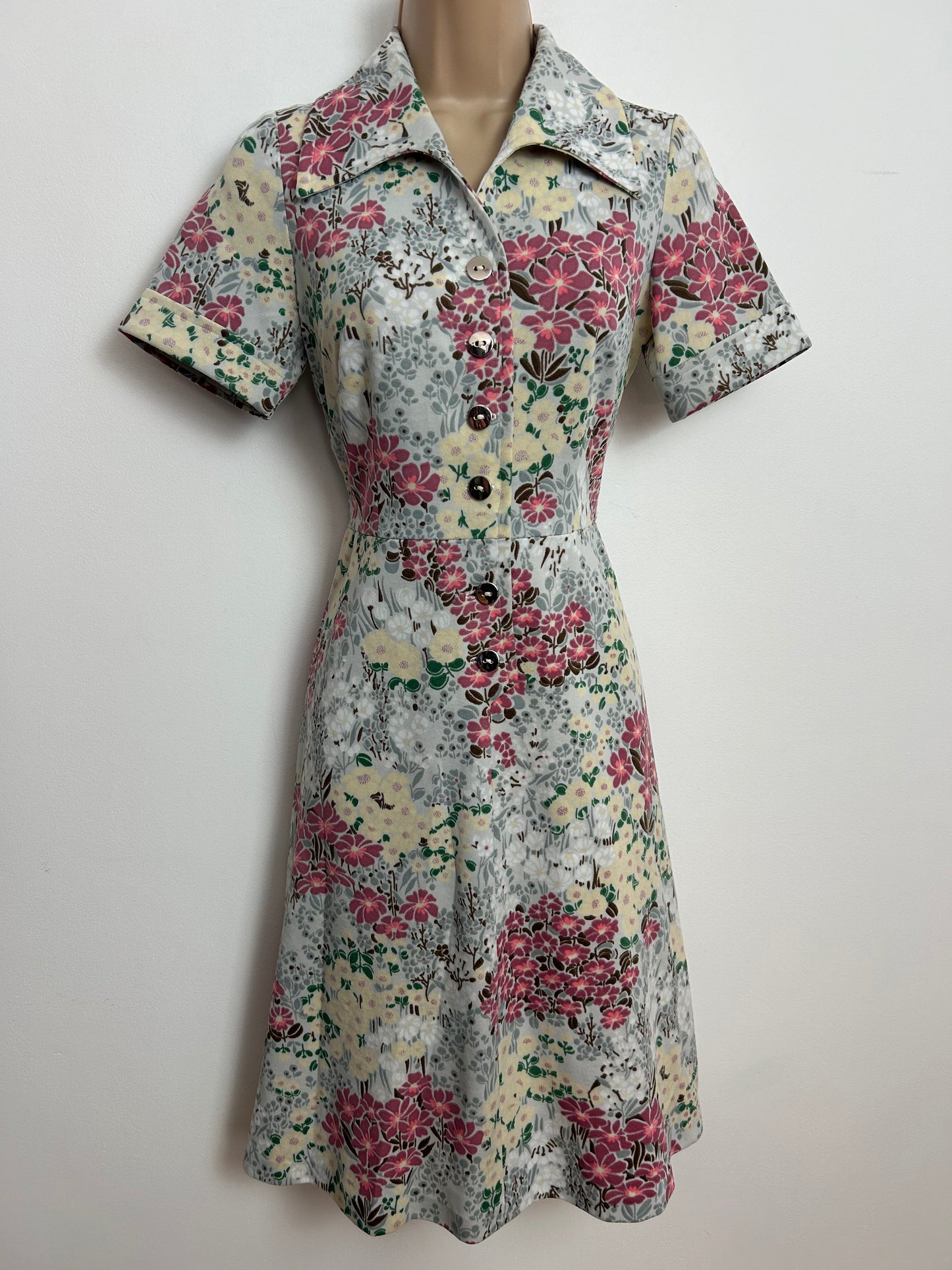 Vintage 1970s Size 8-10 Pale Grey Pink & Cream Floral Print Short Sleeve Mod Fit & Flare Day Dress
