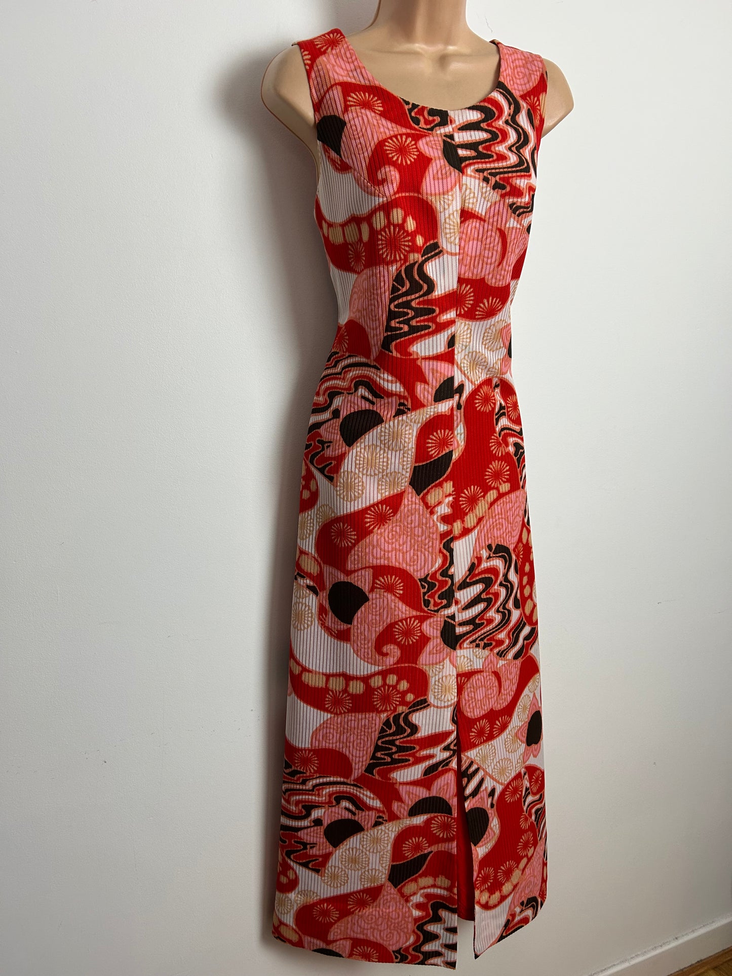 Vintage 1970s Size 10-12 Red Pink White & Black Psychedelic Abstract Print Sleeveless Maxi Dress