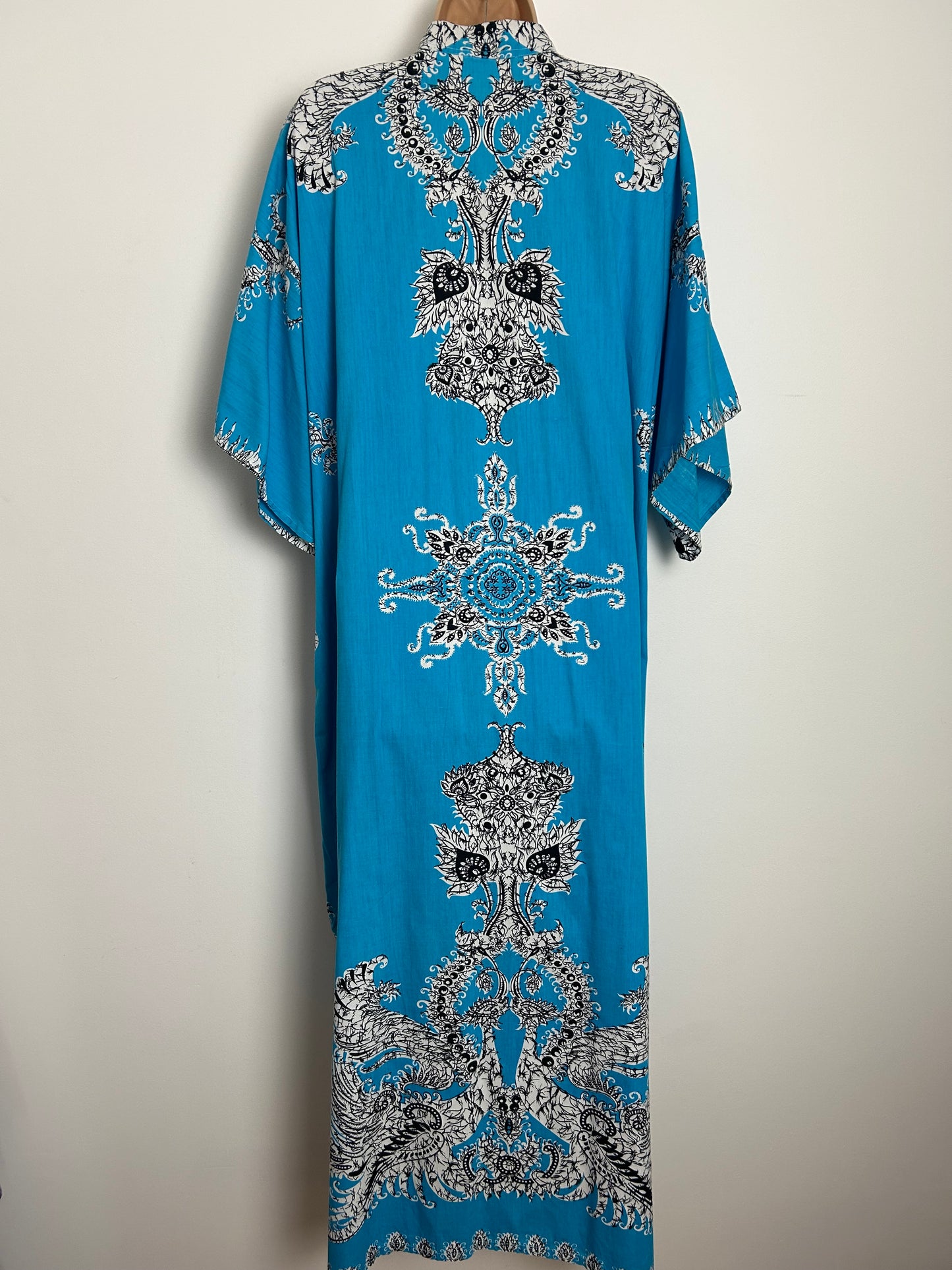 Vintage 1970s One Size Turquoise White & Black Batik Print Zip Front Cotton Kaftan