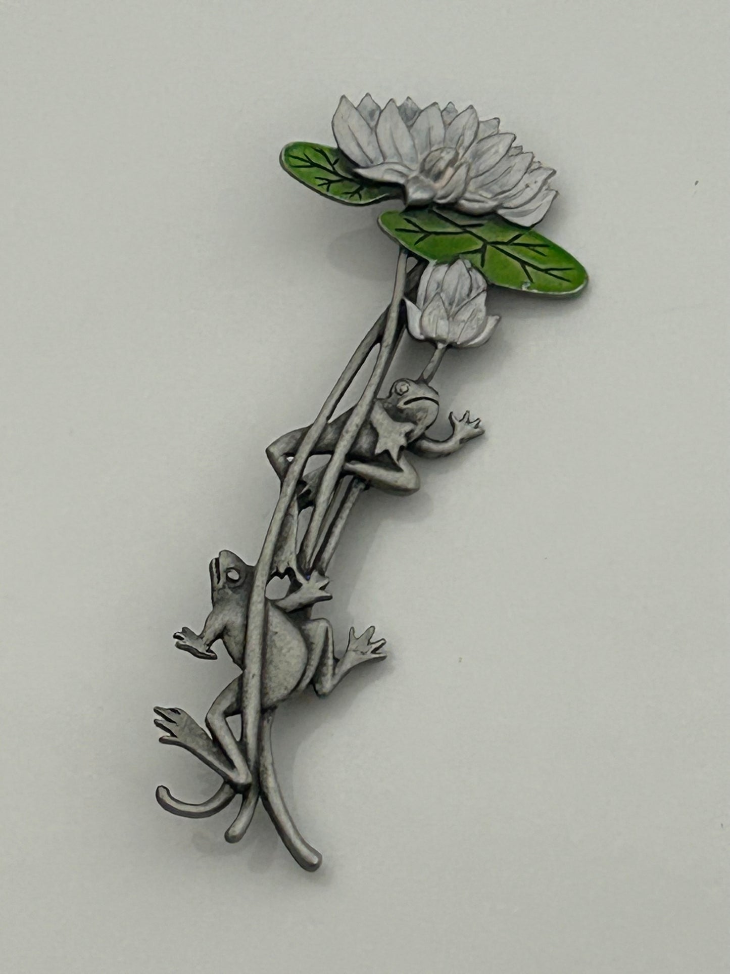 Vintage JJ (JONETTE) Collectable Exquisite Silver Tone Pewter & Green Enamel Frogs & Lily Pad Pin Brooch