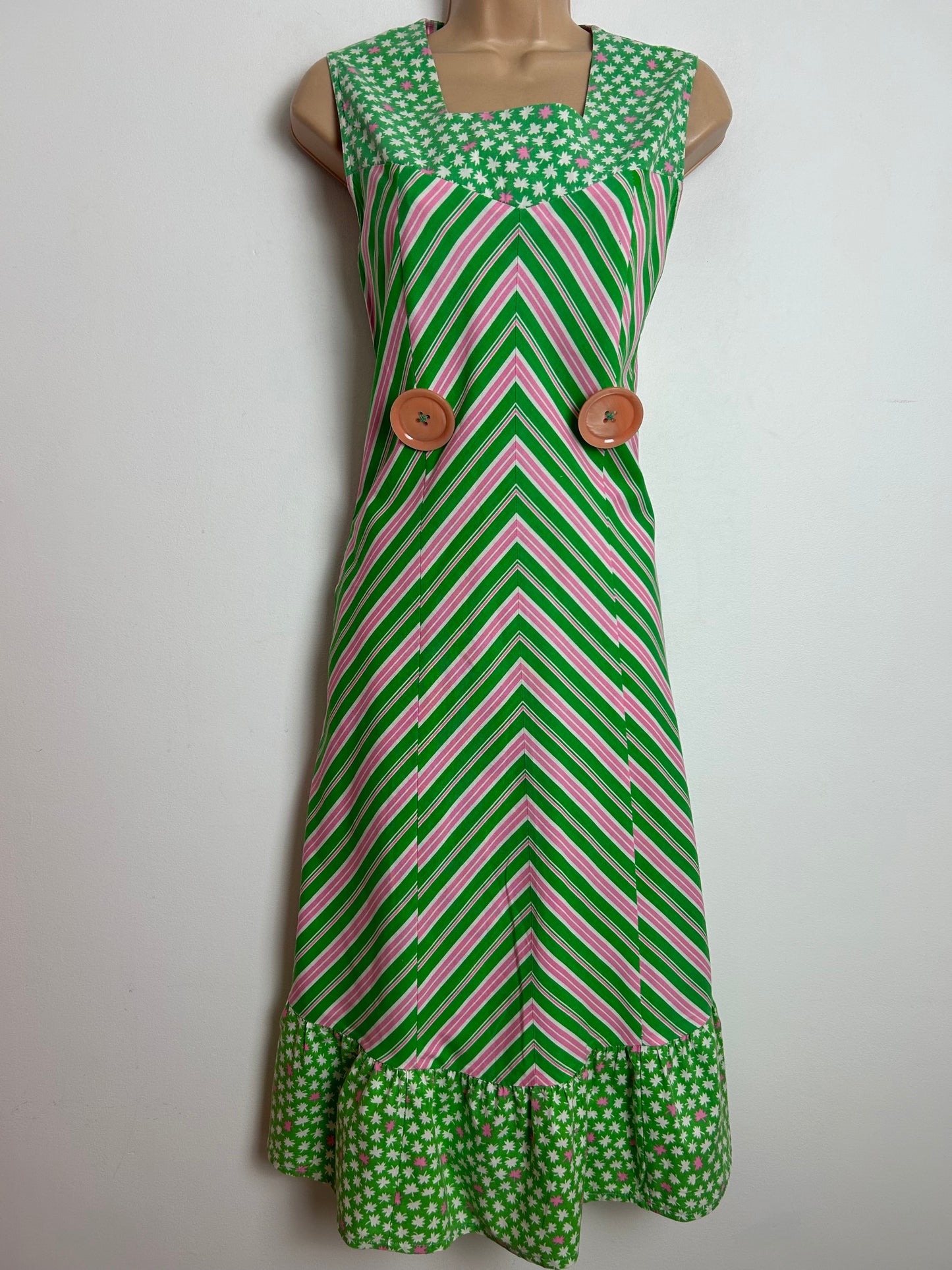 Vintage 1970s Size 10-12 Green & Pink Chevron Stripe & Leaf Print Cotton Button Detail Shift Dress