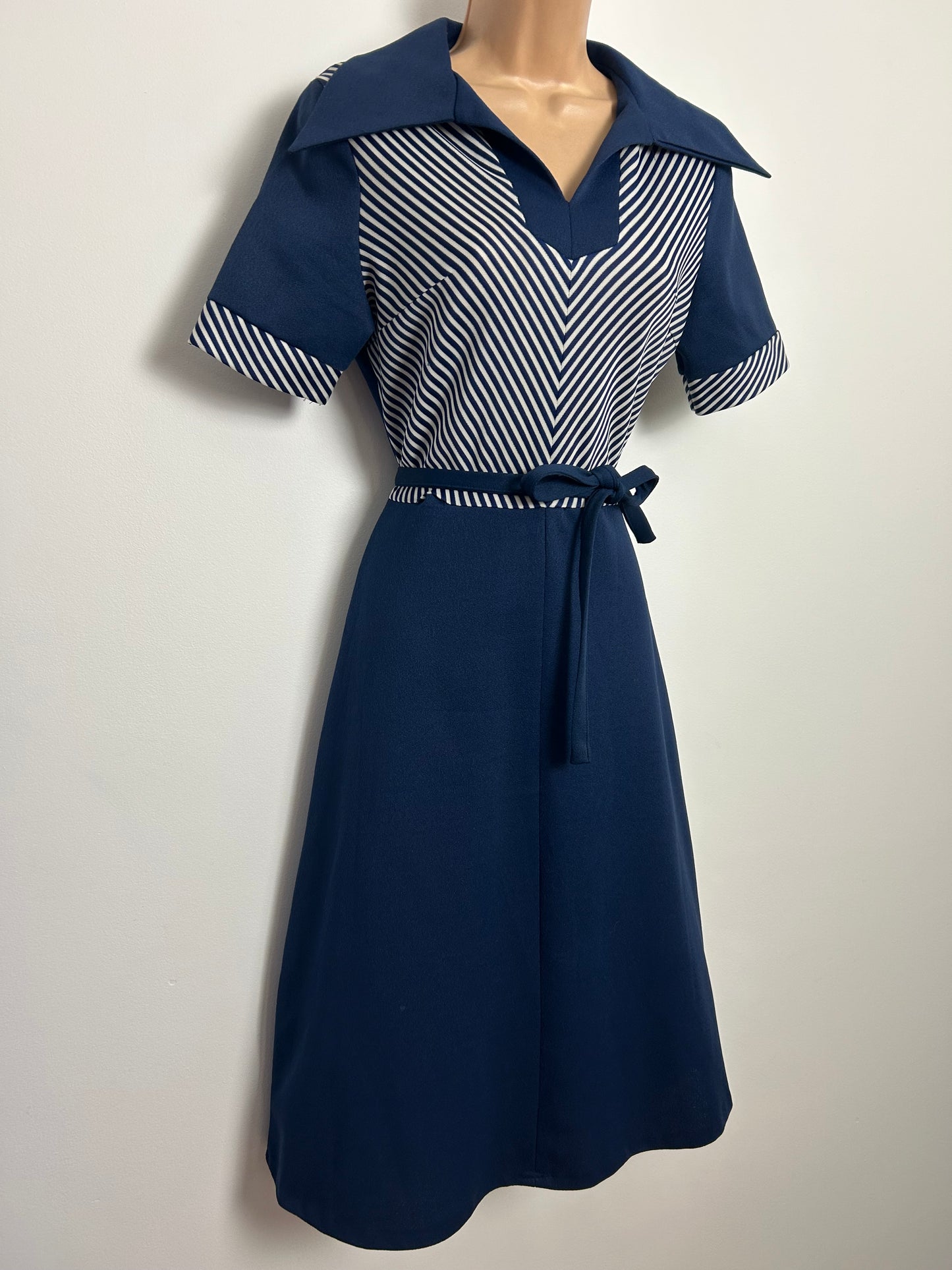 Vintage 1970s Size 10 Navy Blue & White Chevron Stripe Belted Mod Day Dress