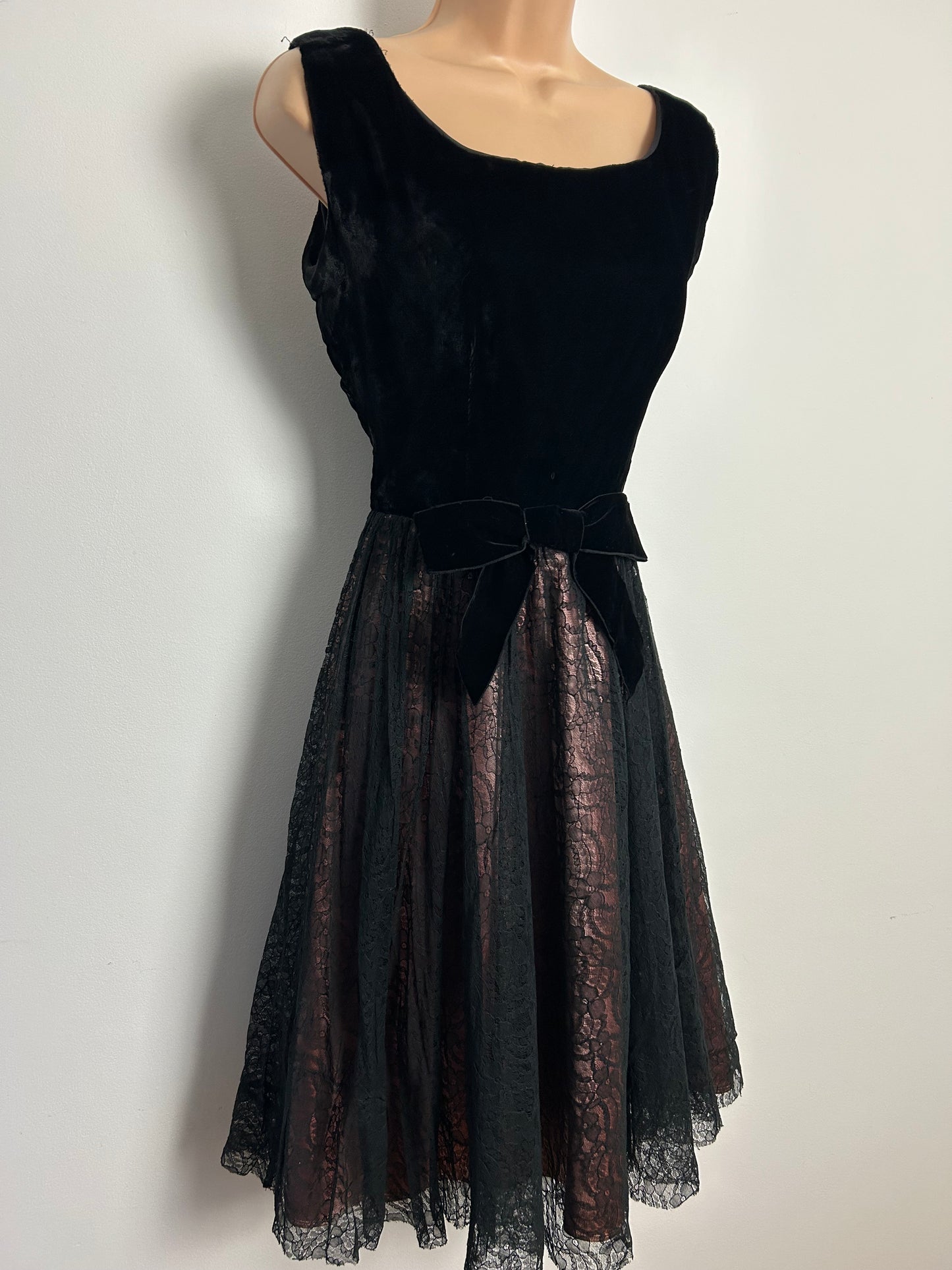 Vintage Late 1950s/Early 1960s Size 8 Black Velvet & Lace Bow Detail Party Dress