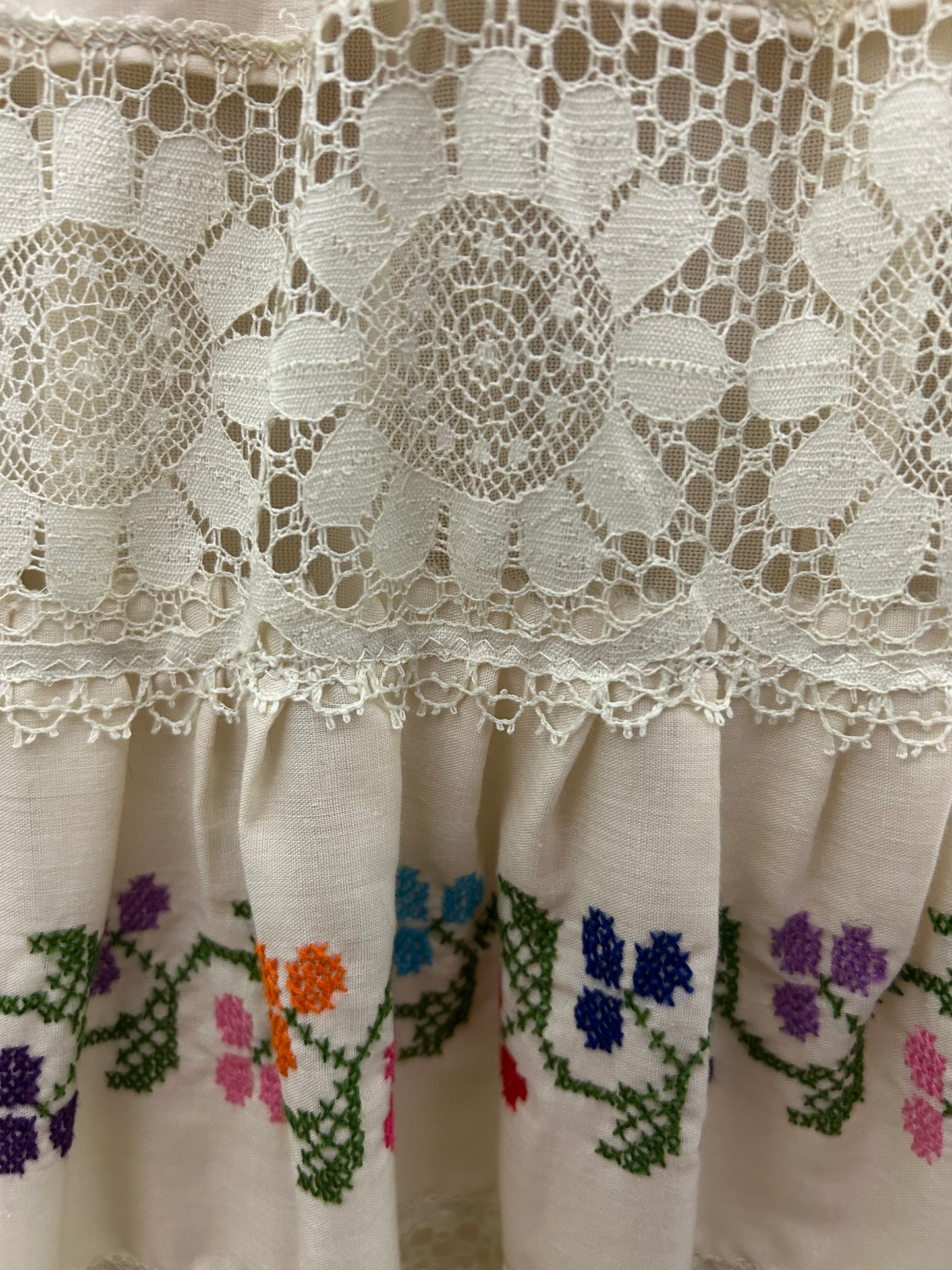 Vintage 1980s MEXICAN Size 10 Cream Lace & Embroidered Detail On/Off Shoulder Peasant Folk Style Dress