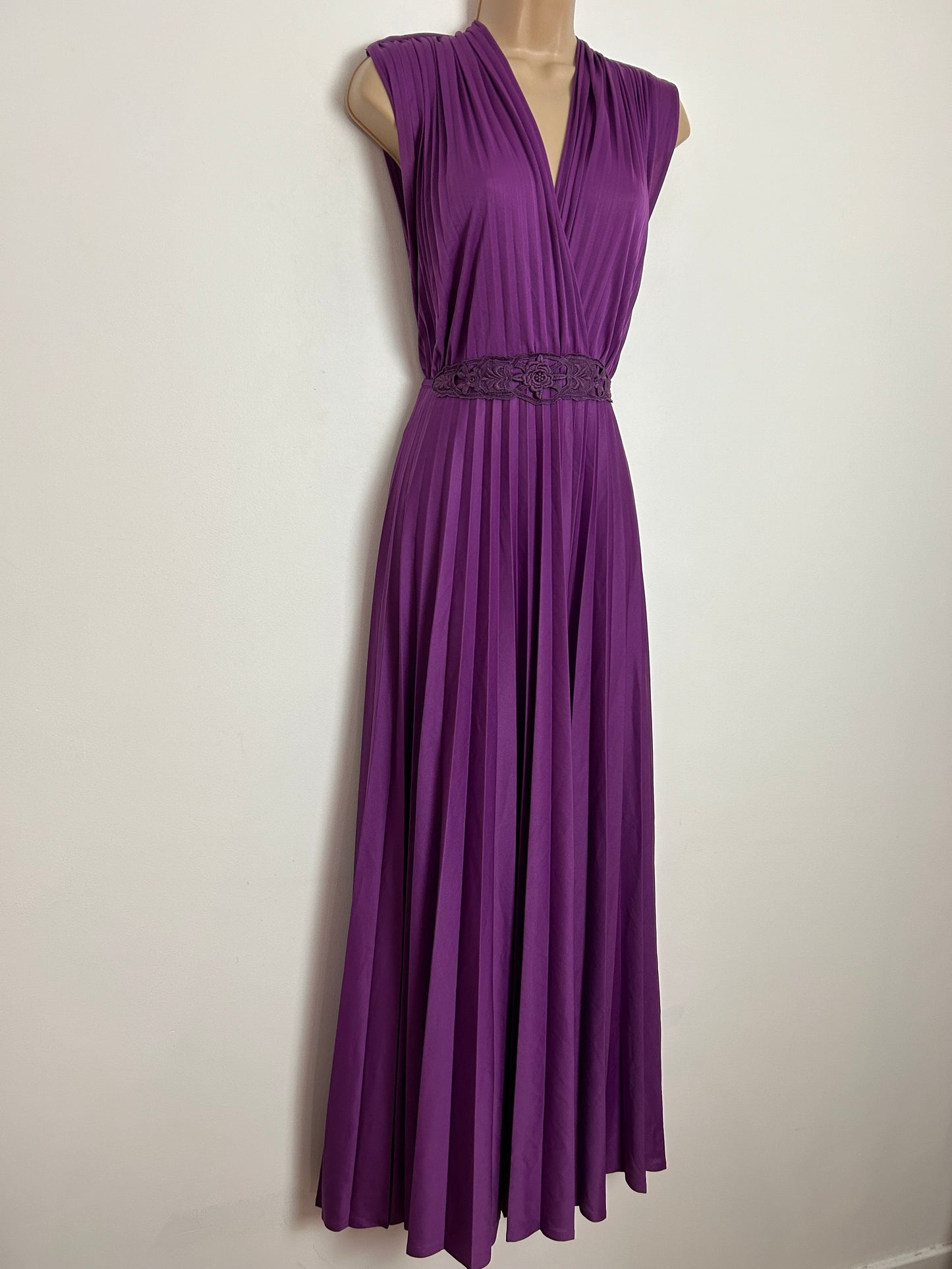 Vintage 1970s UK Size 6-8 Plum Purple Pleated Sleeveless Crochet Detail Tie Back Boho Occasion Maxi Dress (Copy)