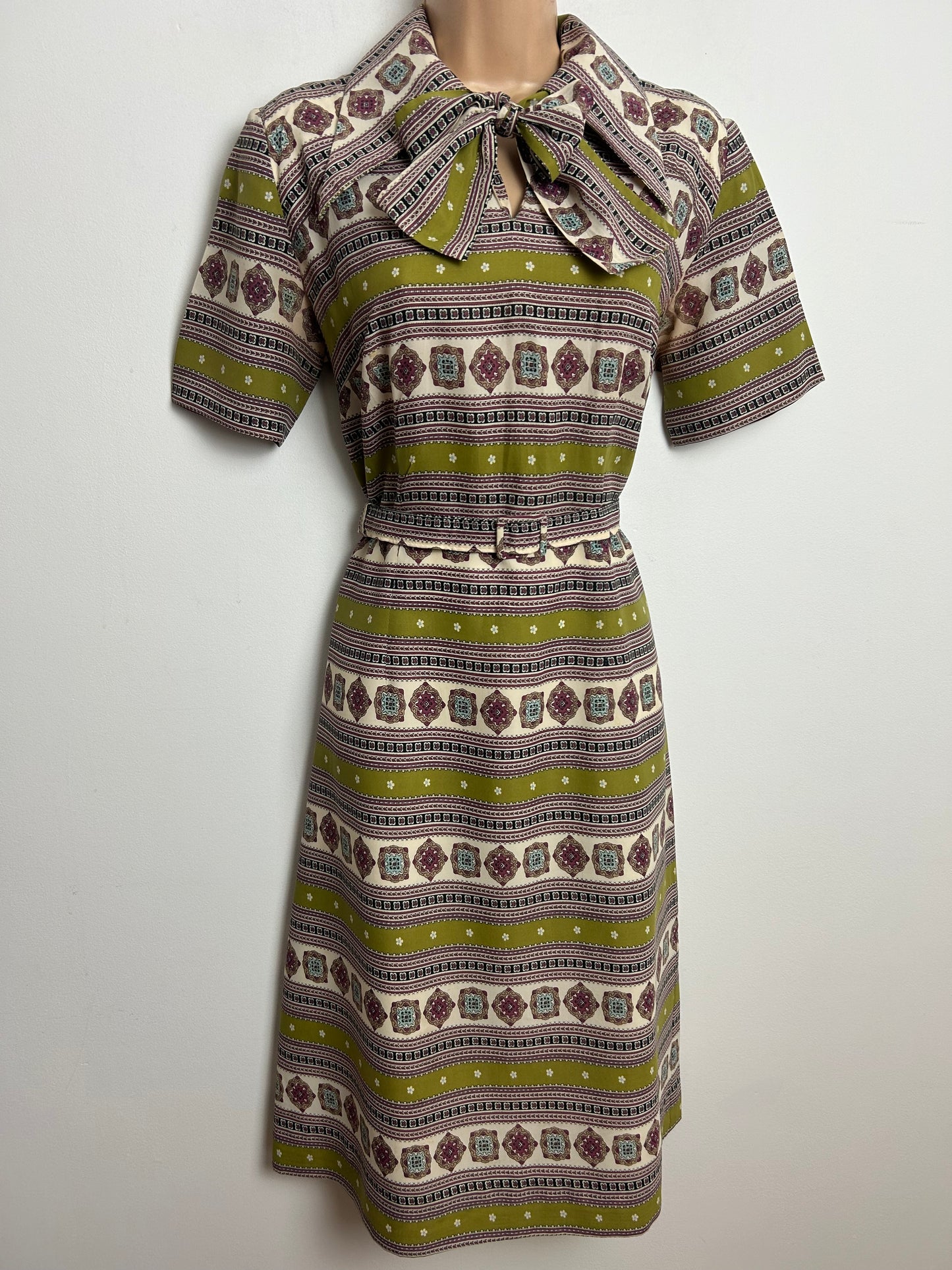 Vintage 1970s RODNEY Size 12 Olive Green Beige & Red Scarf Print Pussy Bow Dagger Collar Belted Dress