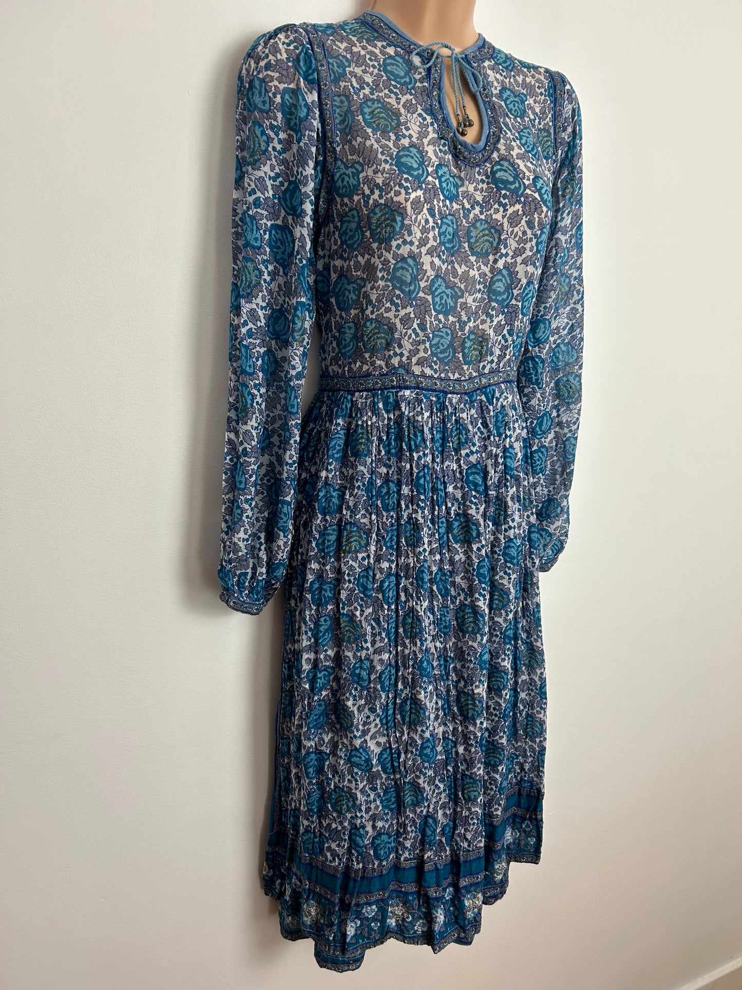 Vintage 1970s Size Medium (UK 12) Blue Teal & White Floral Print Gold Stamped Indian Cotton Gauze Pleated Smock Dress