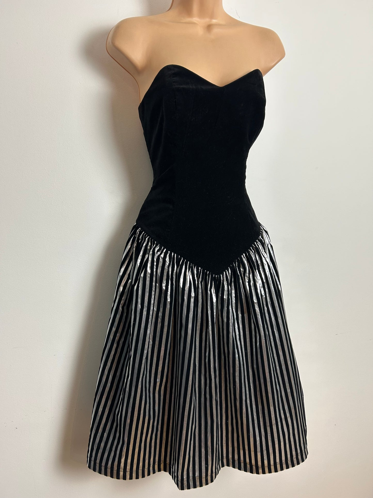 Vintage 1980s YESSICA Size 8 Black & Silver Velvet Flock Party Prom Occasion Dress