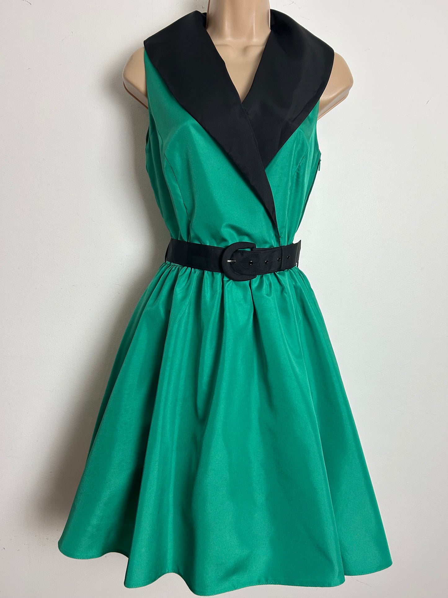 Vintage 1980s VERA MONT Size 8 Green & Black Collared Belted Xmas Party Prom Style Dress