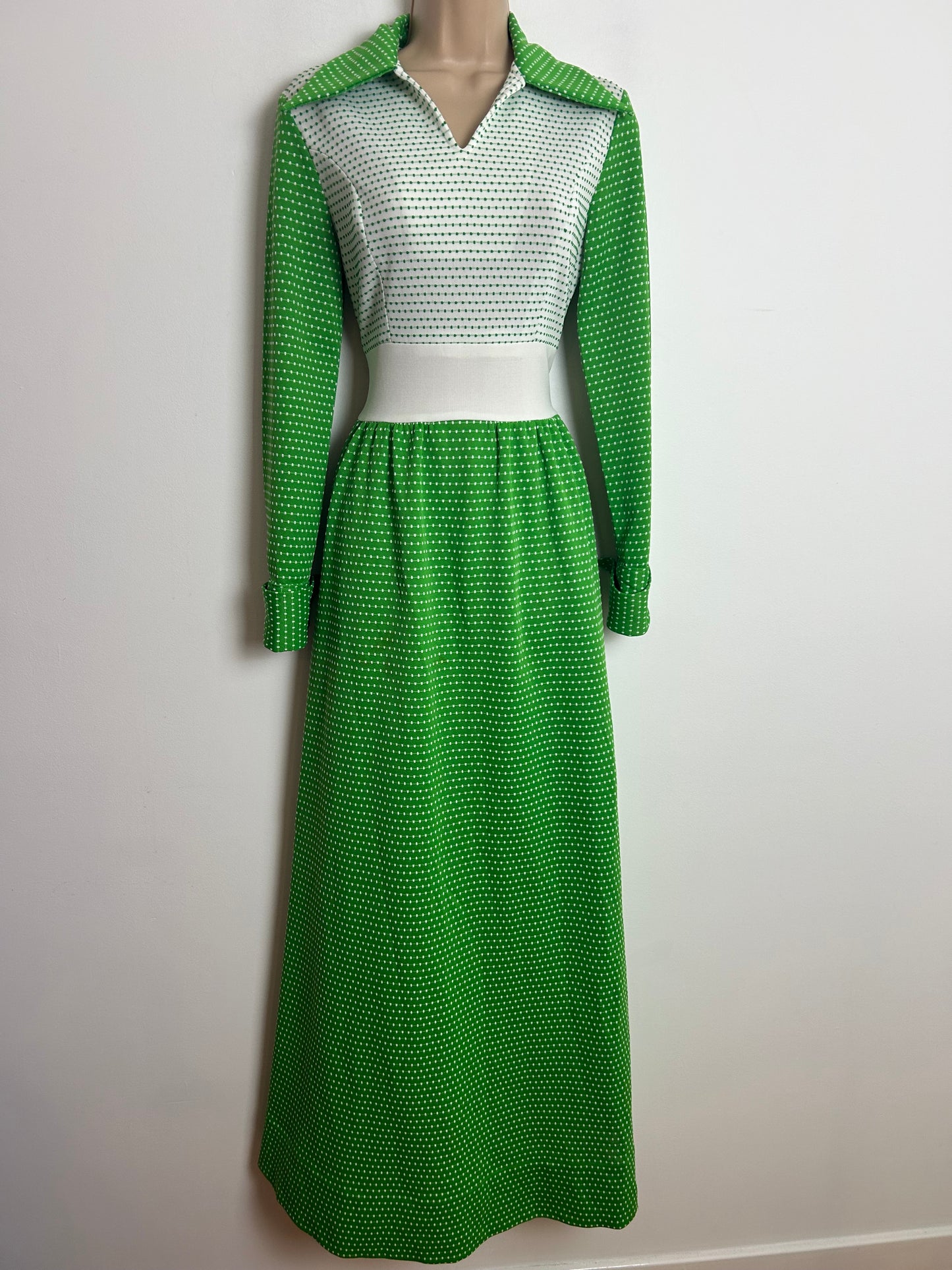 Vintage 1970s Size 8 Green & White Spot Textured Crimplene Dagger Collar Long Sleeve Maxi Dress