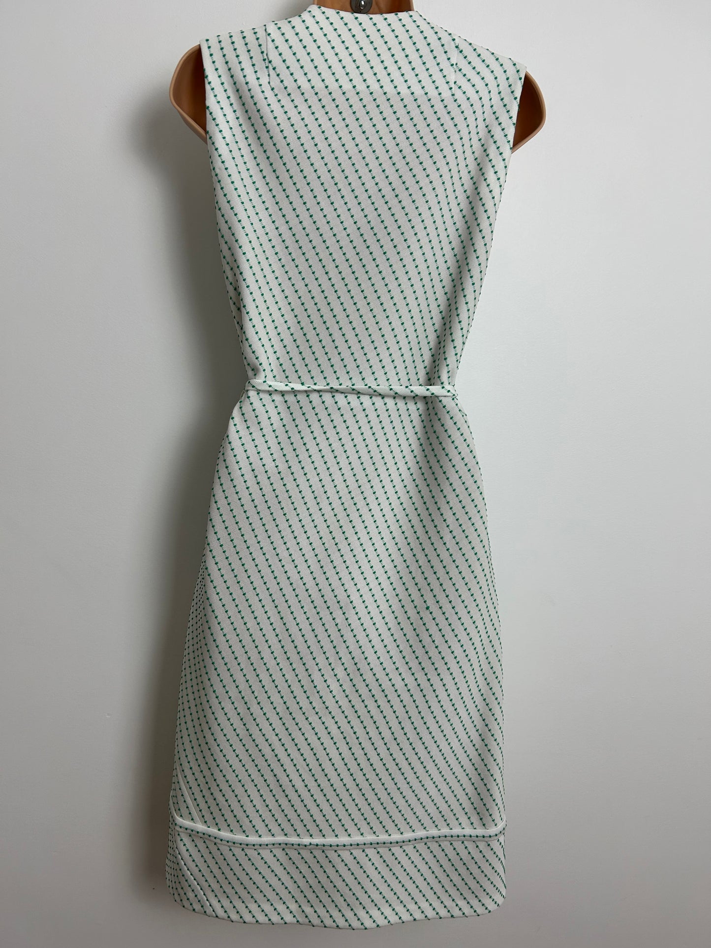 Vintage 1970s Size 8 White & Green Crimplene Sleeveless Belted Mod Day Dress