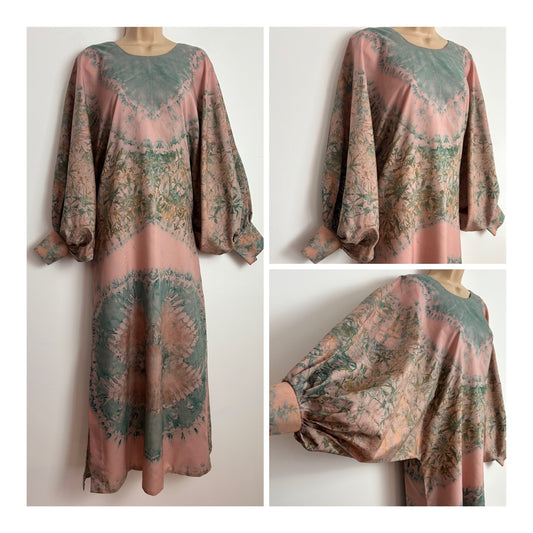 Vintage Early 1970s Size 10 Gorgeous Pink & Blue Tie Dye Print Long Wide Balloon Sleeve Kaftan Maxi Dress