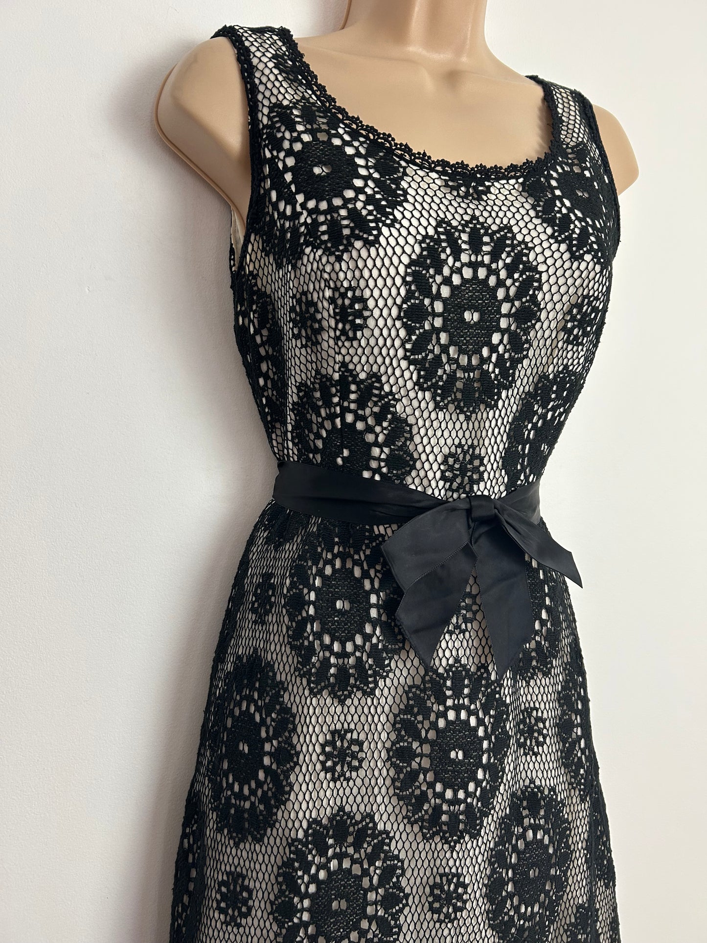 Vintage 1960s FRANK USHER LONDON Size 8 Black Crochet Lace Sleeveless Satin Belted Occasion Evening Maxi Dress