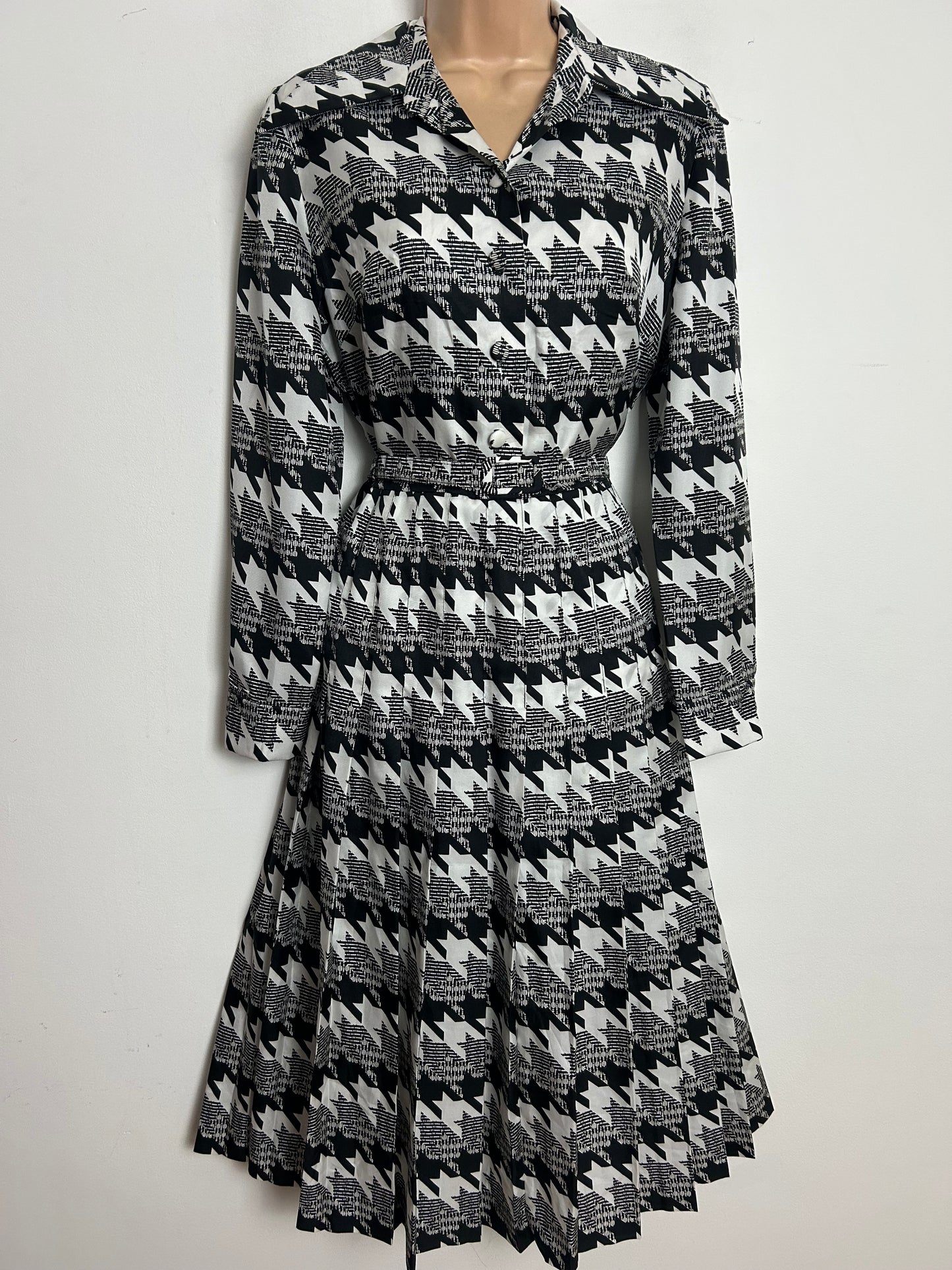 Vintage 1970s BUSSE COUTURE Size 10 Black & White Dogtooth Check Dagger Collar Belted Pleated Dress