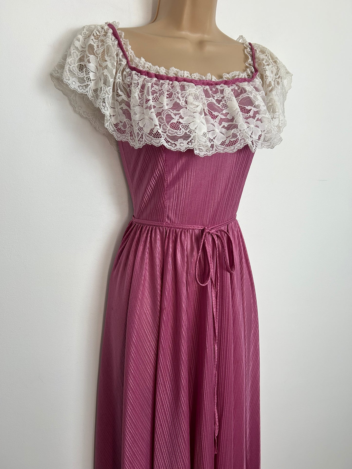 Vintage 1970s Size 6 Dusky Pink & White Lace Trim Bardot Neck Long Length Nightie
