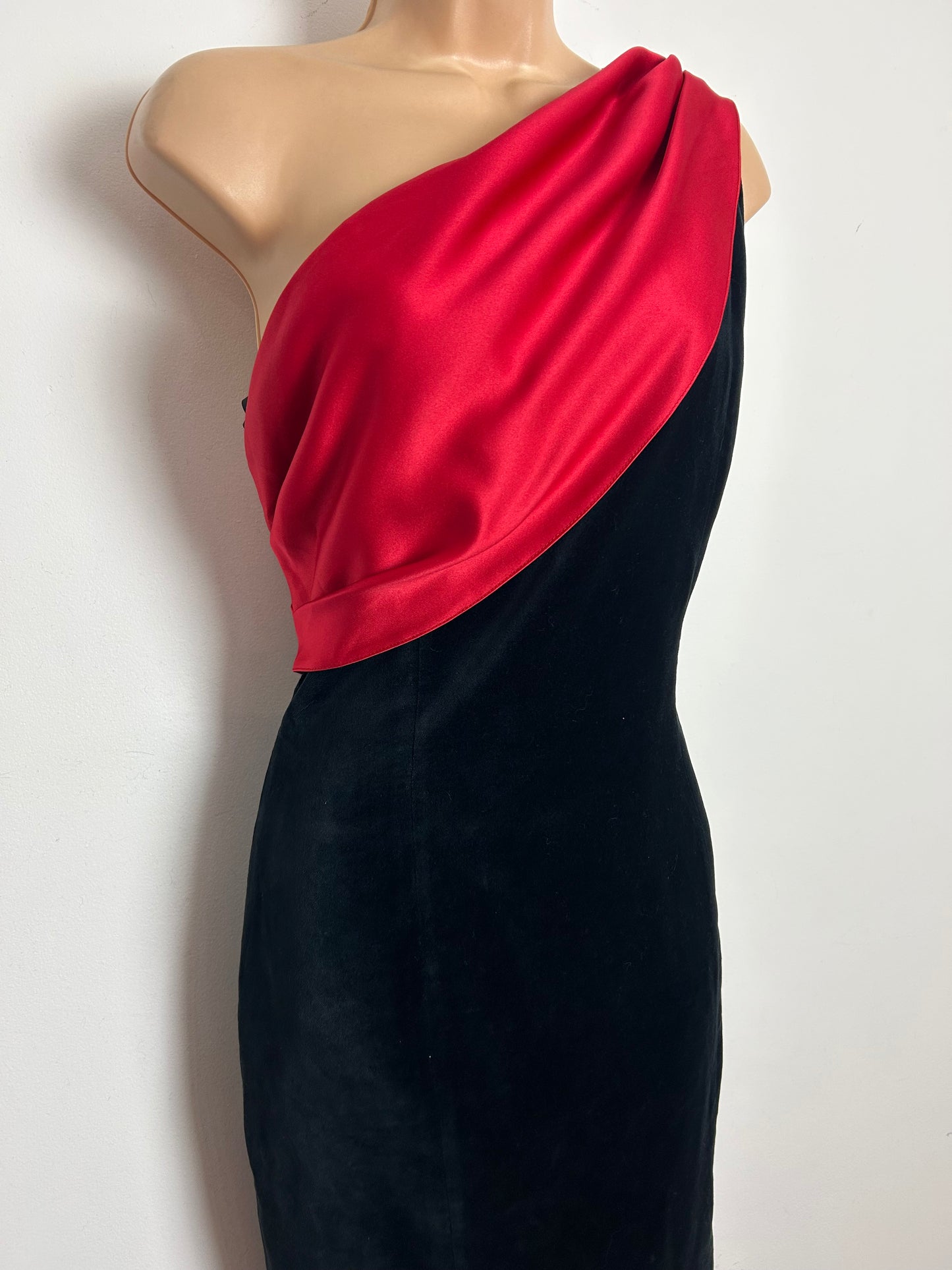 Vintage 1980s OPERA BY RICHARDS Size 10-12 Black Velvet & Red Satin One Shoulder Fitted Cocktail Party Dress