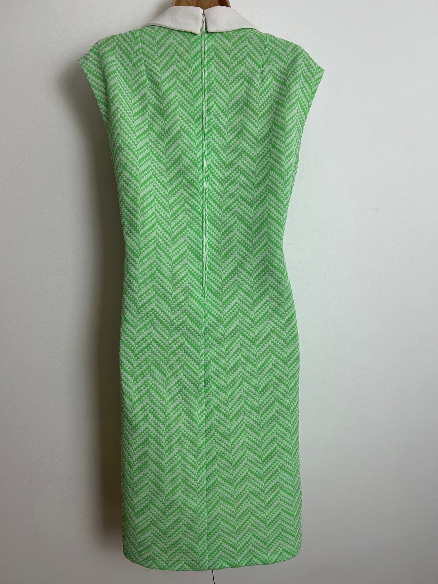 Vintage 1960s Size 14 Cute Green & White Chevron Stripe Pattern Sleeveless Mod Summer Shift Dress
