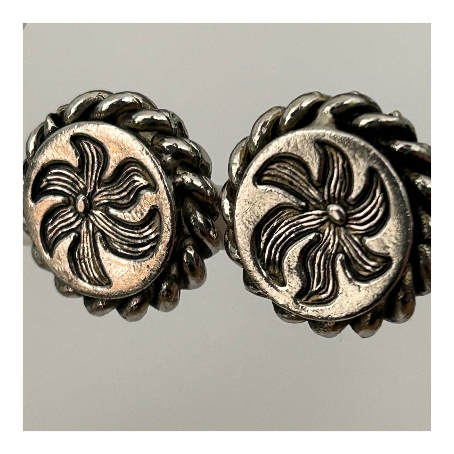 Vintage 1960s Silver Tone Stylised Flower Pattern Chunky Clip On Earrings