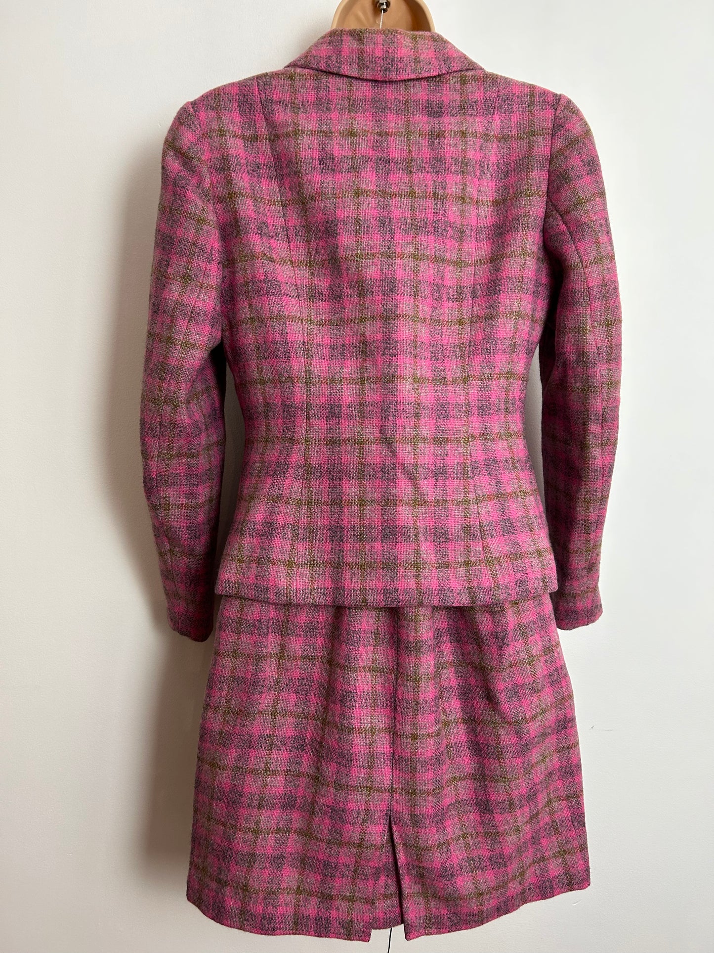 Vintage 1960s MOFFAT AND KILMAHOG Size 6 100% Pure New Wool Handlooom Weavers Authentic Tweed Skirt Suit