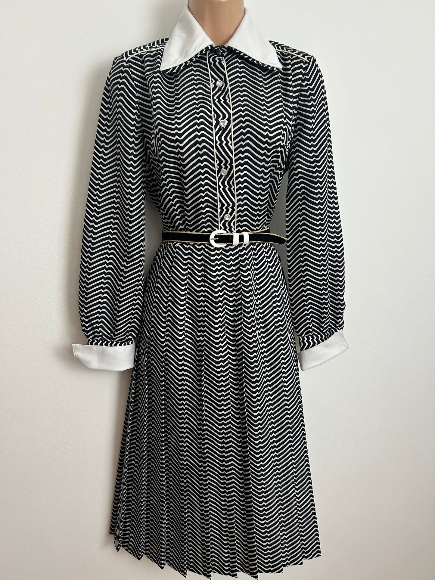 Vintage 1970s PEGGY LANE Size 10 Black & White Zig Zag Stripe Print Belted Pleated Day Dress