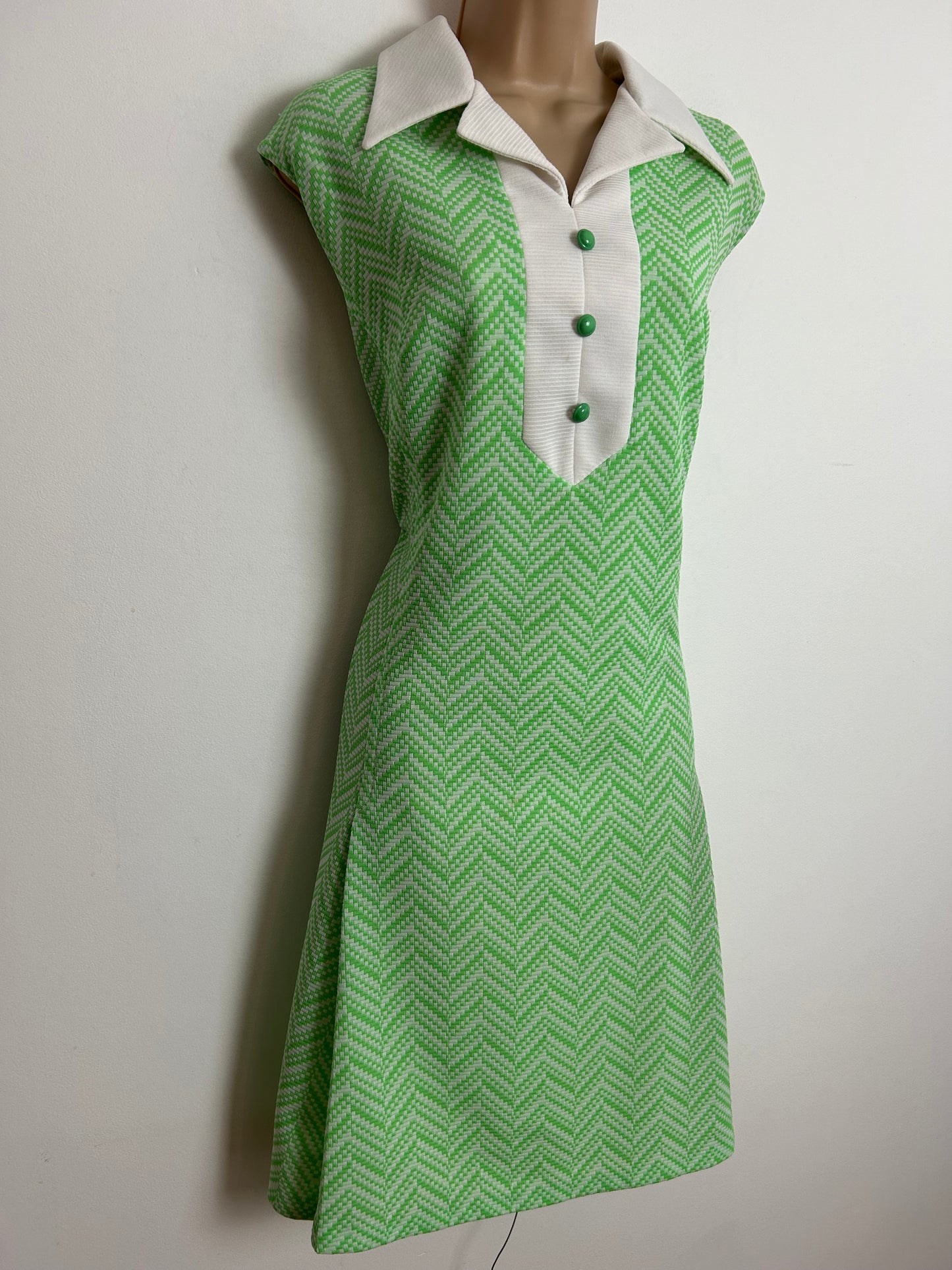 Vintage 1960s Size 14 Cute Green & White Chevron Stripe Pattern Sleeveless Mod Summer Shift Dress