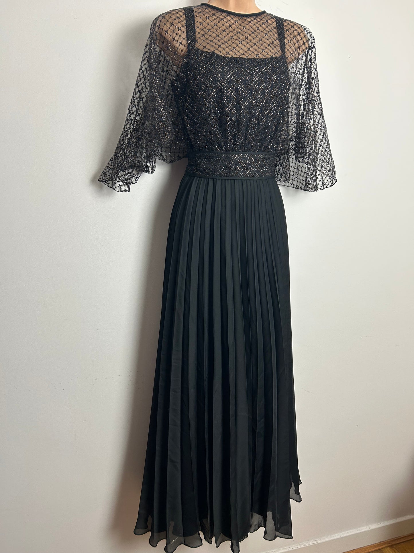 Vintage 1970s Size 10 Black & Metallic Gold Lace Flutter Sleeve Pleated Xmas Party Evening Maxi Dress