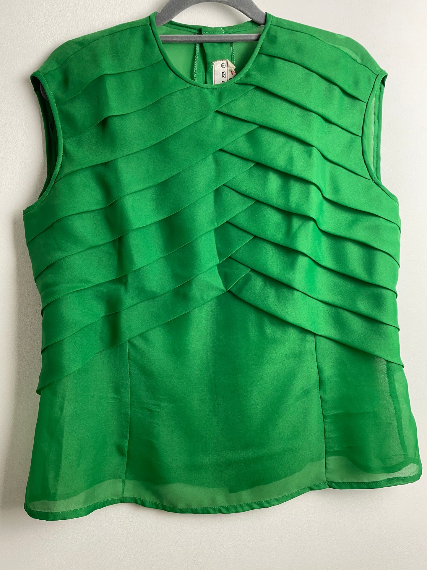 Vintage Early 1970s UK Size 14-16 Green Pleated Sleeveless Button Back Blouse